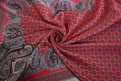 Blousestof – Donkerroze paisley paneel 80cm