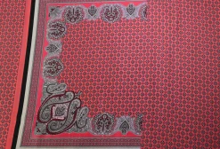 Blousestof – Donkerroze paisley paneel 80cm