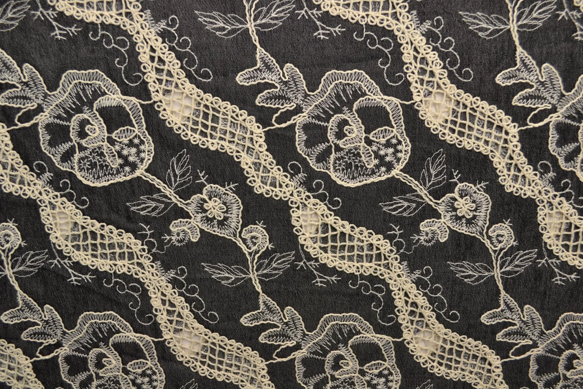 Broderie jeanslook – Black botanic heirloom