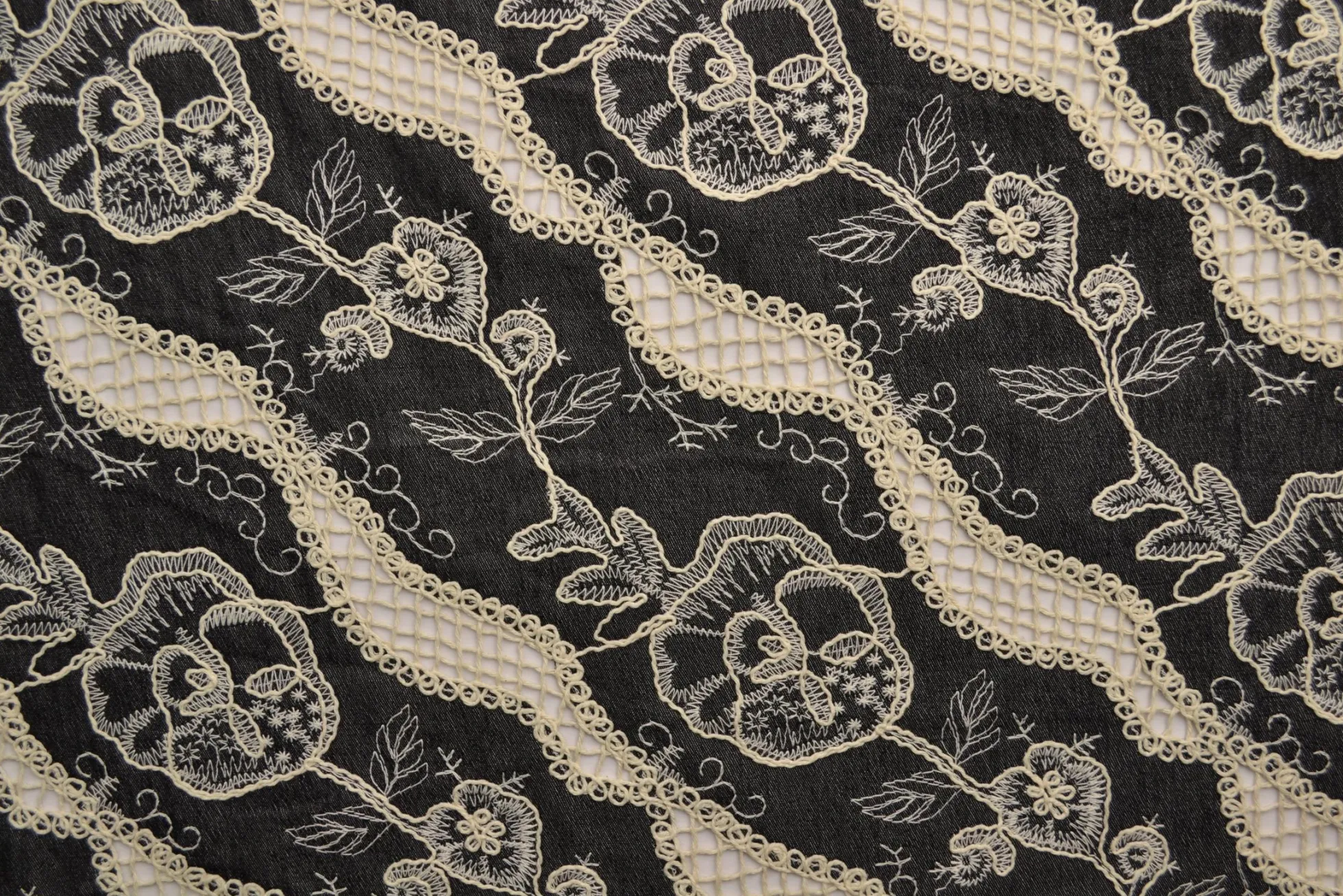 Broderie jeanslook – Black botanic heirloom