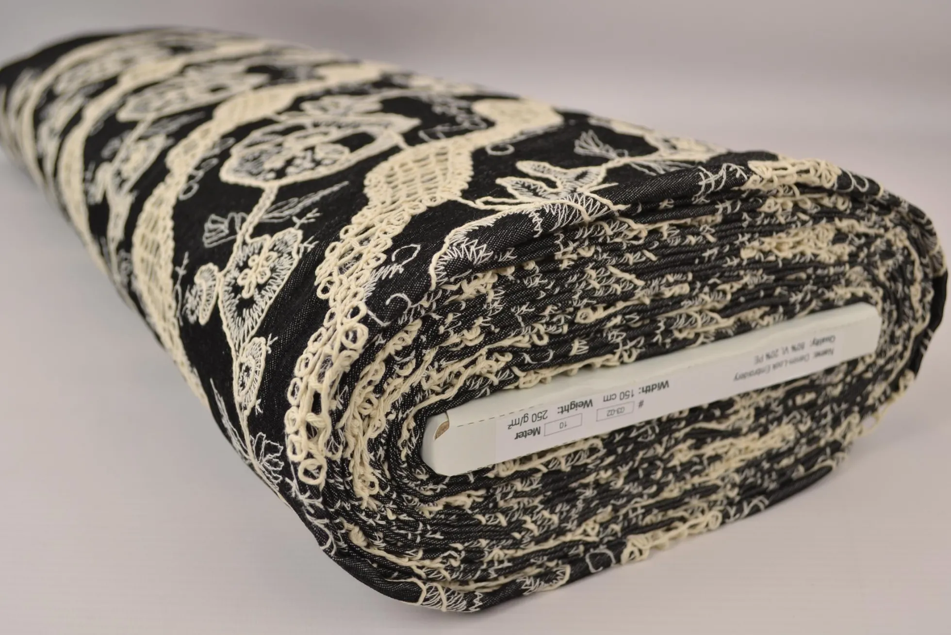 Broderie jeanslook – Black botanic heirloom