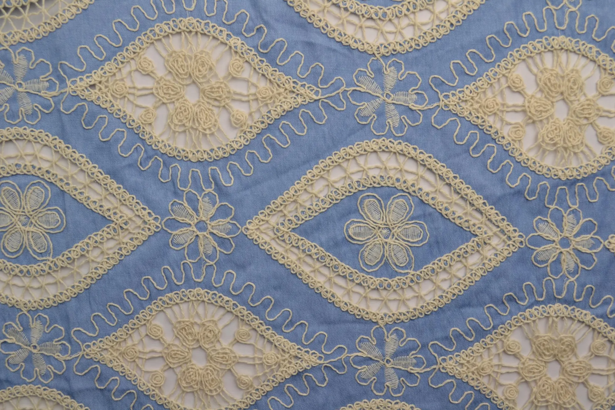 Broderie jeanslook – Light blue vintage floral