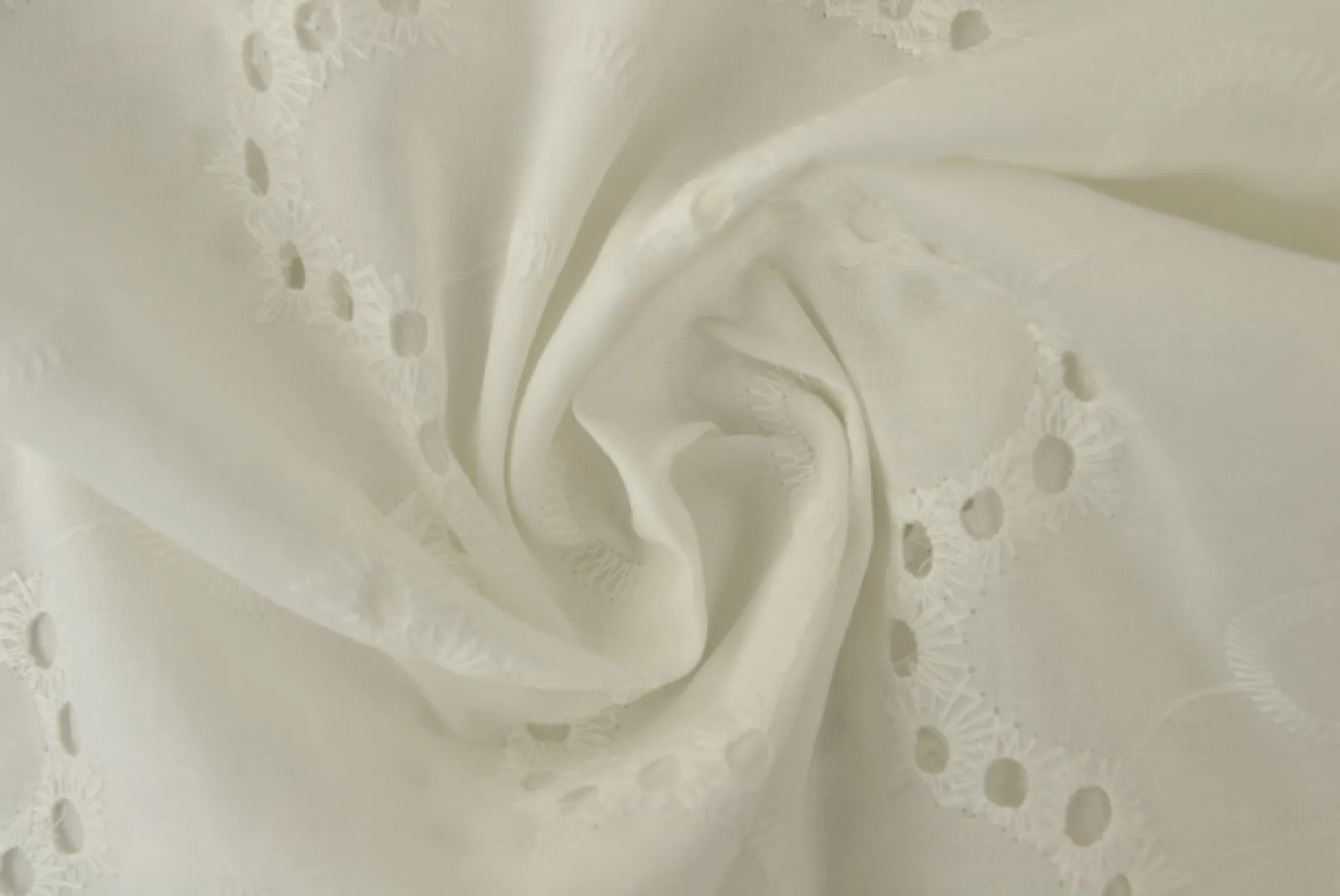 Broderie katoen – Gebroken wit wavy