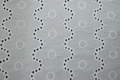 Broderie katoen – Gebroken wit wavy