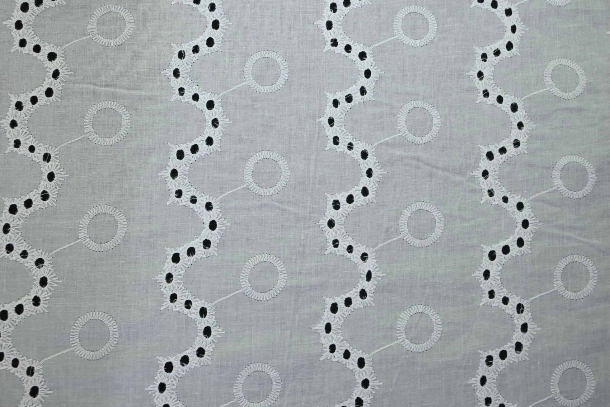 Broderie katoen – Gebroken wit wavy