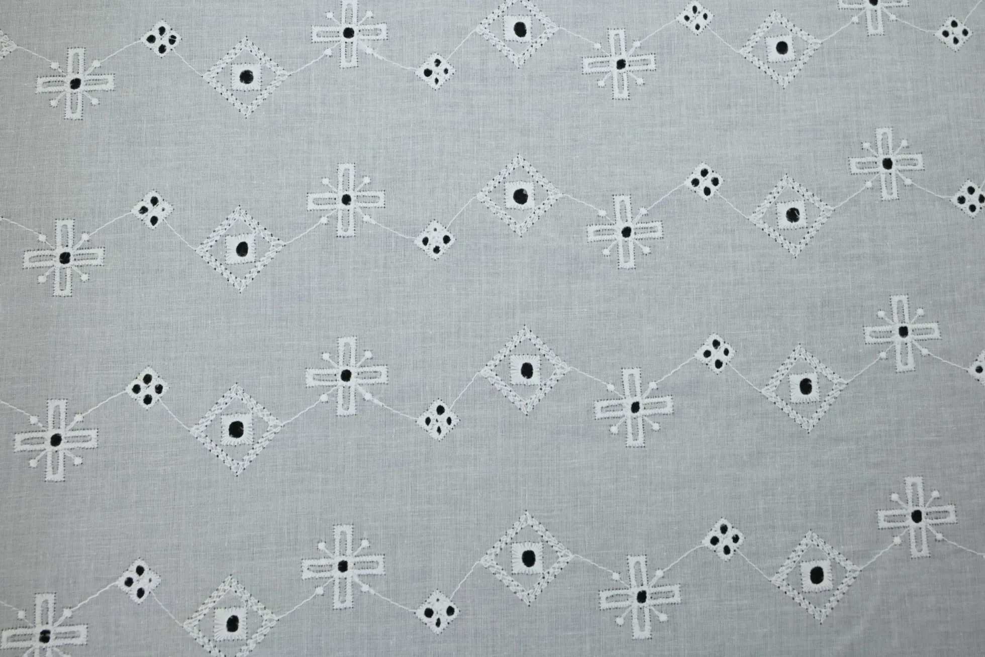 Broderie katoen – Gebroken wit motiefjes
