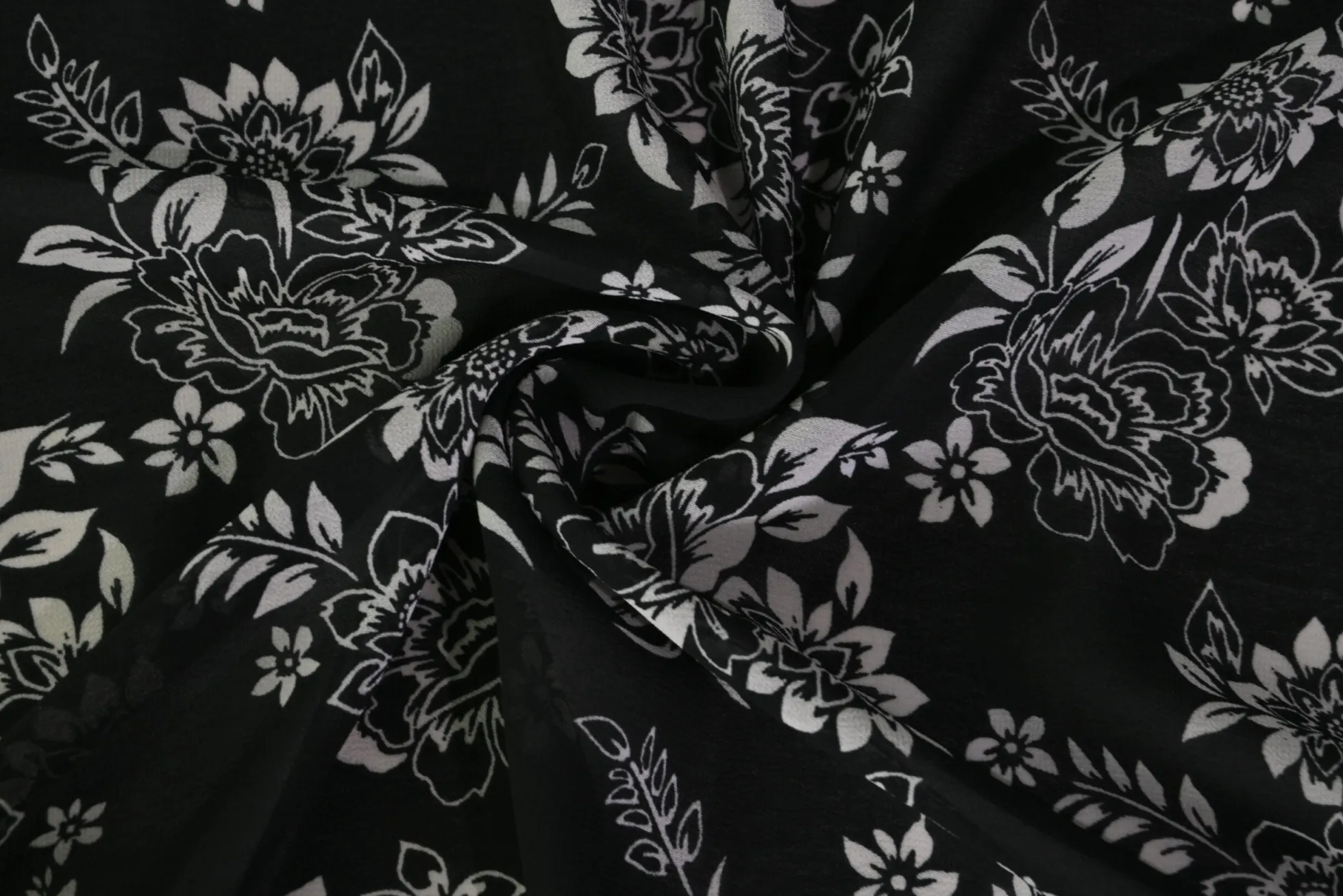 Chiffon – Black & ivory bloom