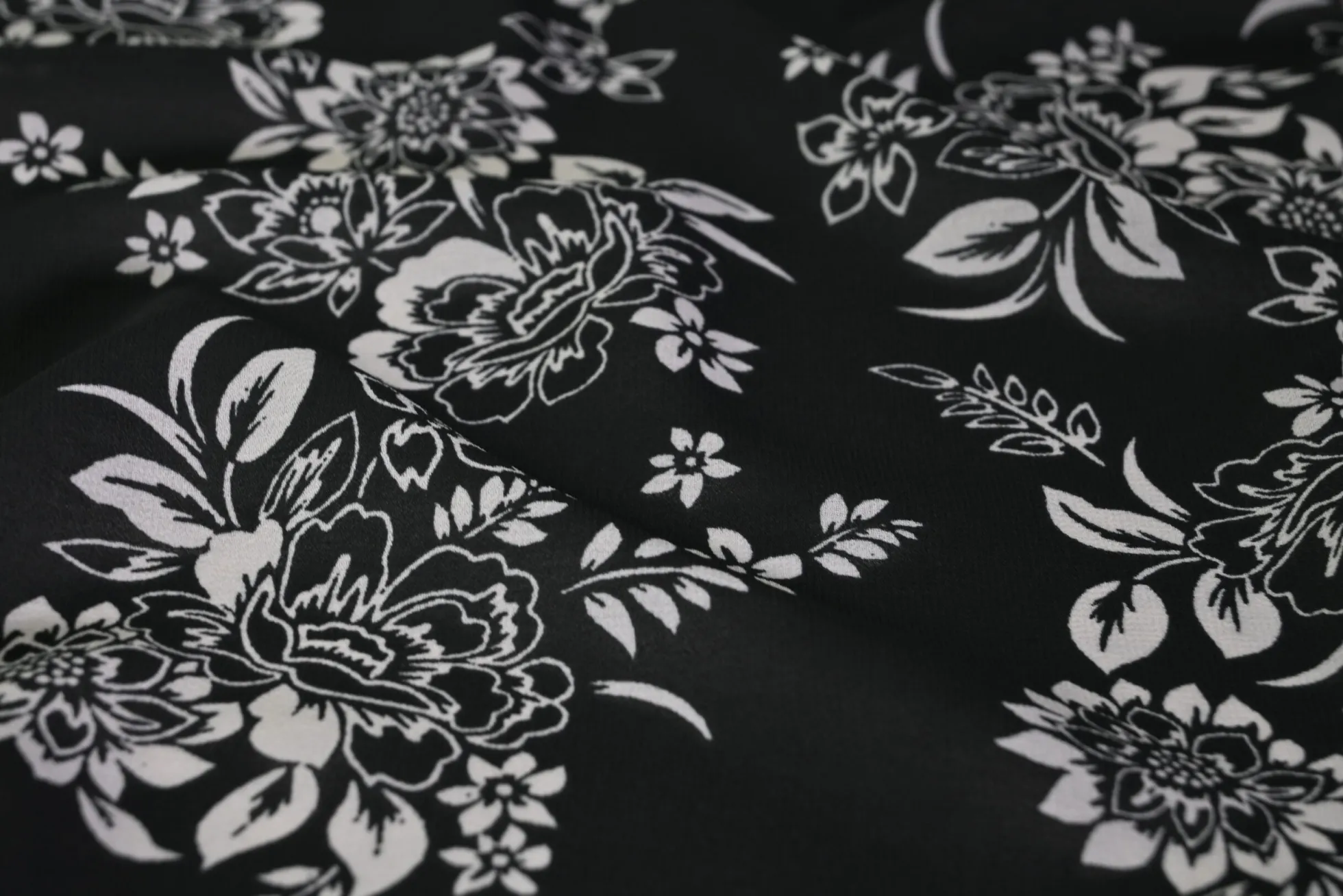 Chiffon – Black & ivory bloom