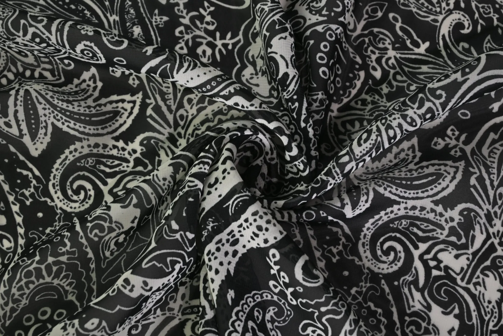 Chiffon – Offwhite paisley on black