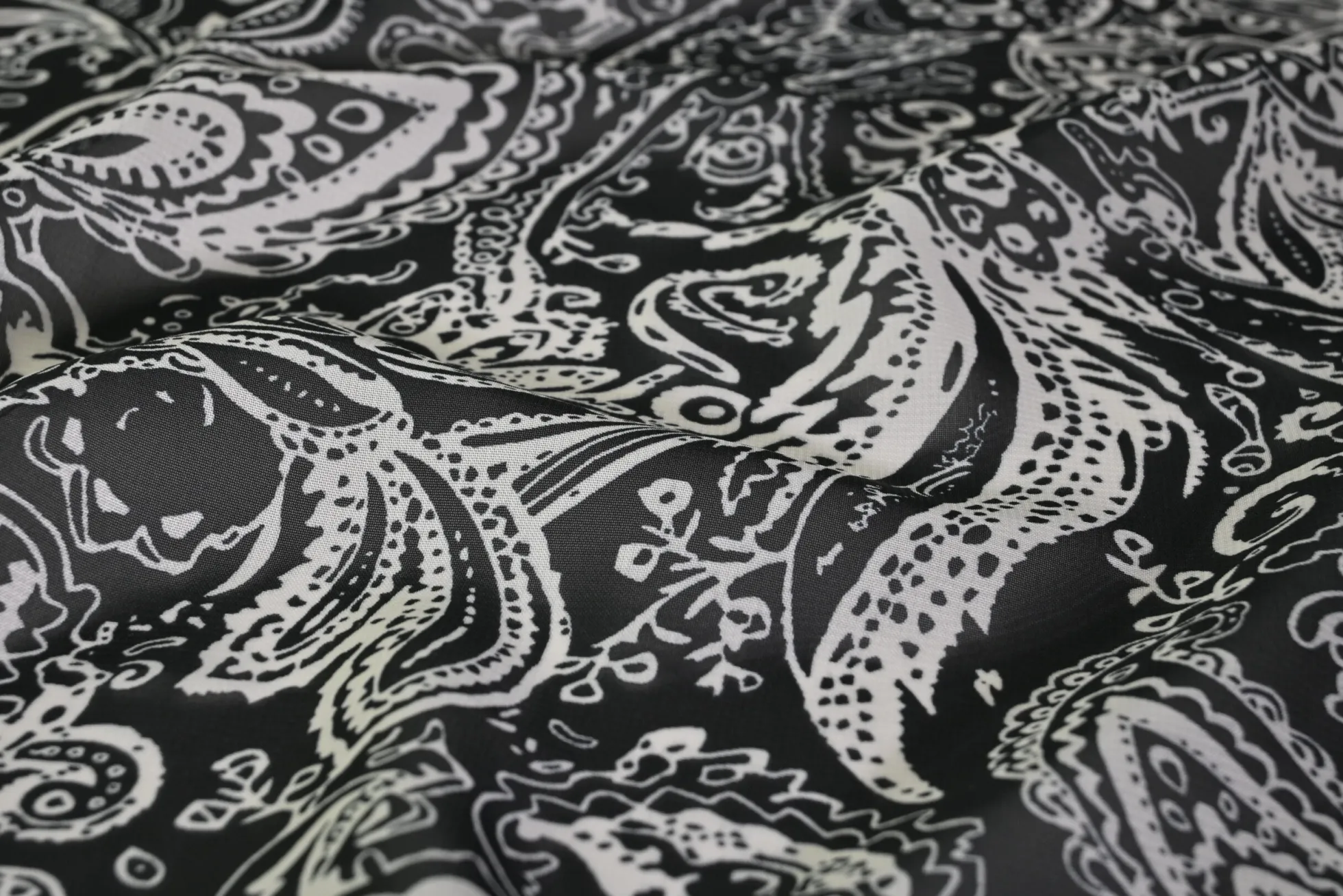 Chiffon – Offwhite paisley on black