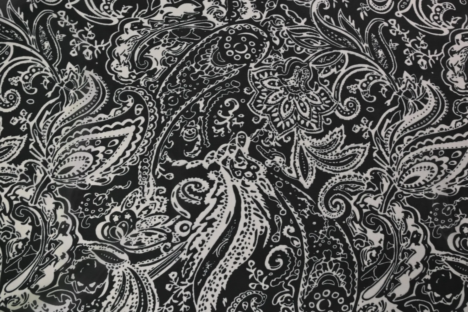 Chiffon – Offwhite paisley on black