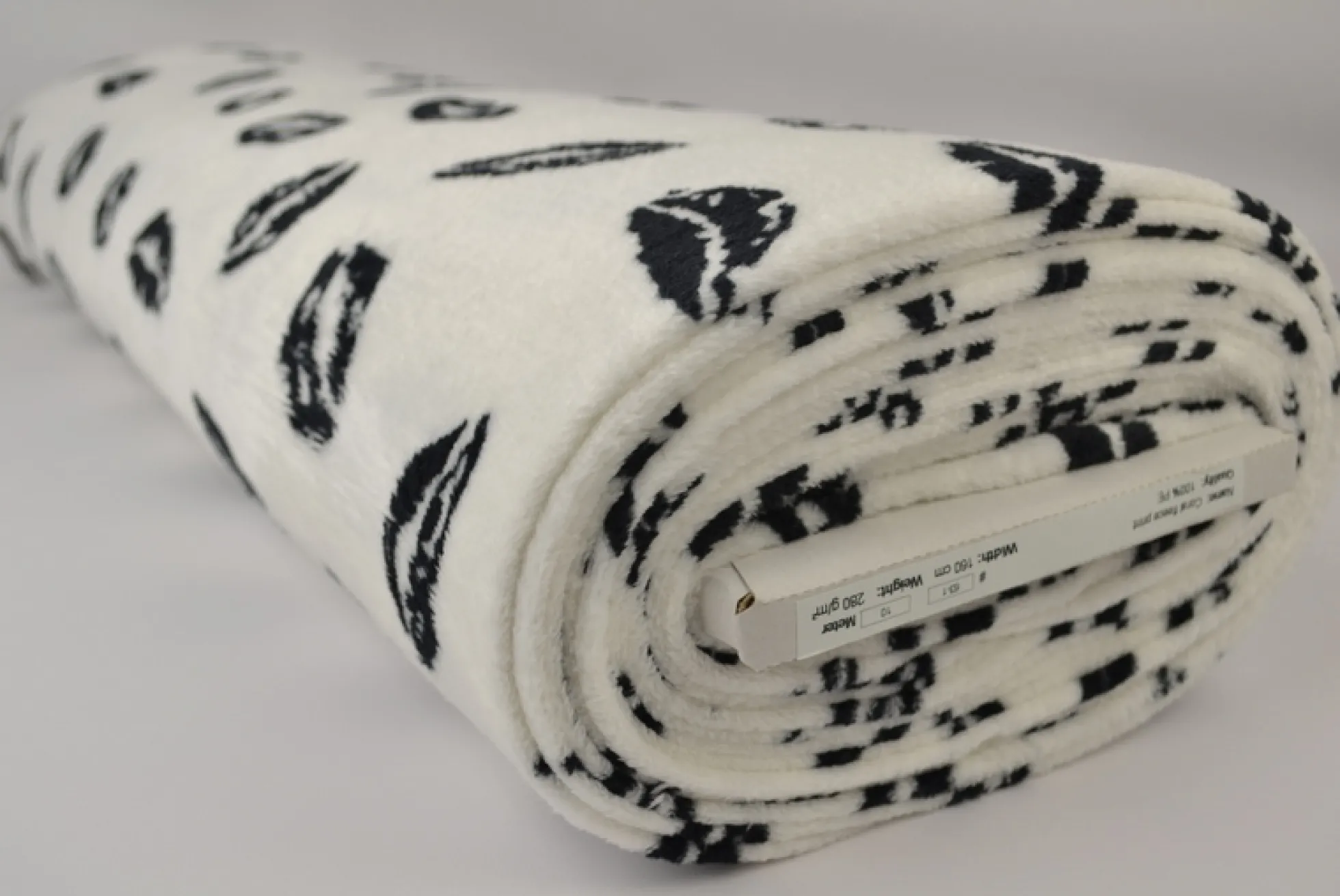 Coral Fleece – Black lips on off-white