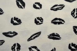 Coral Fleece – Black lips on off-white
