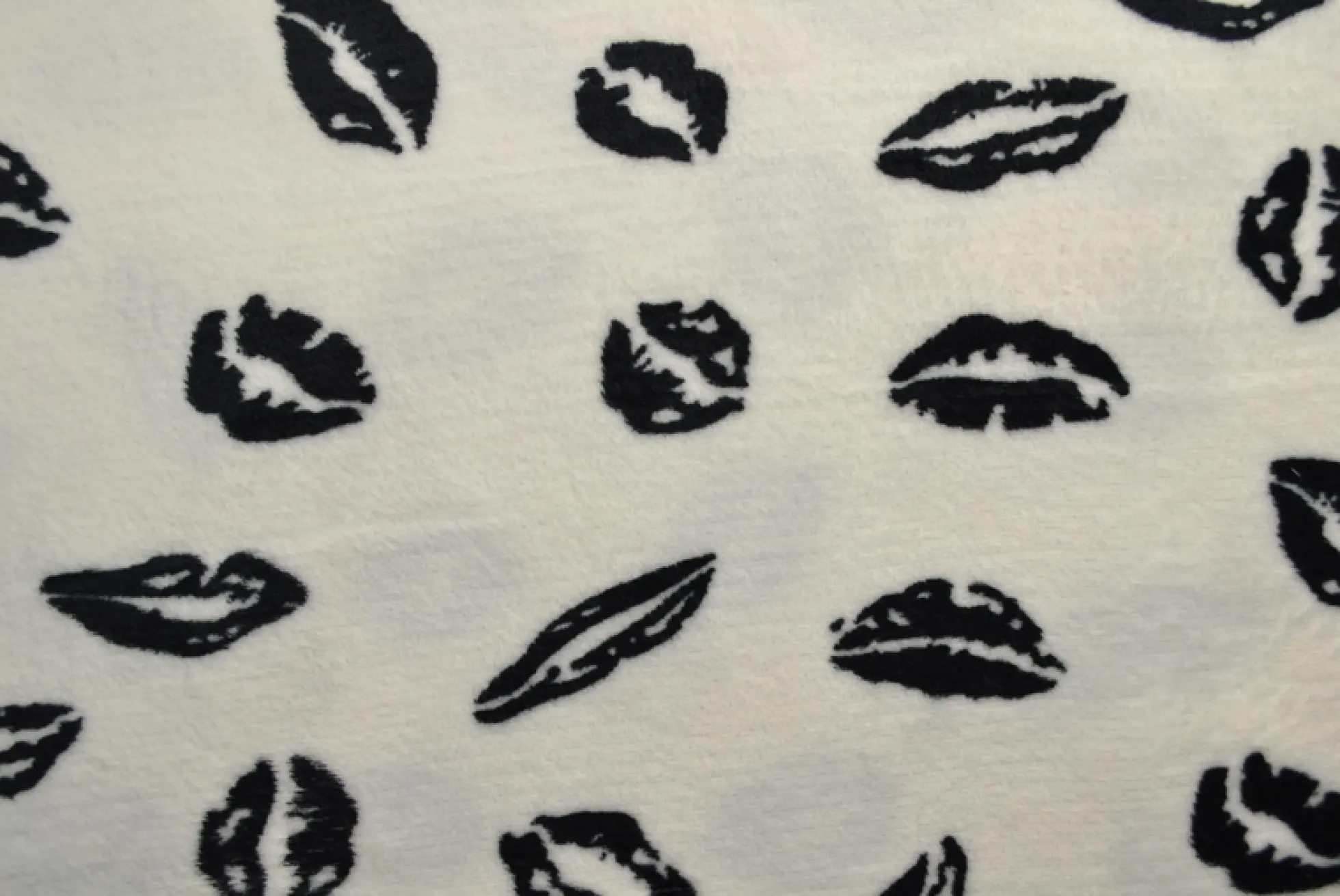 Coral Fleece – Black lips on off-white