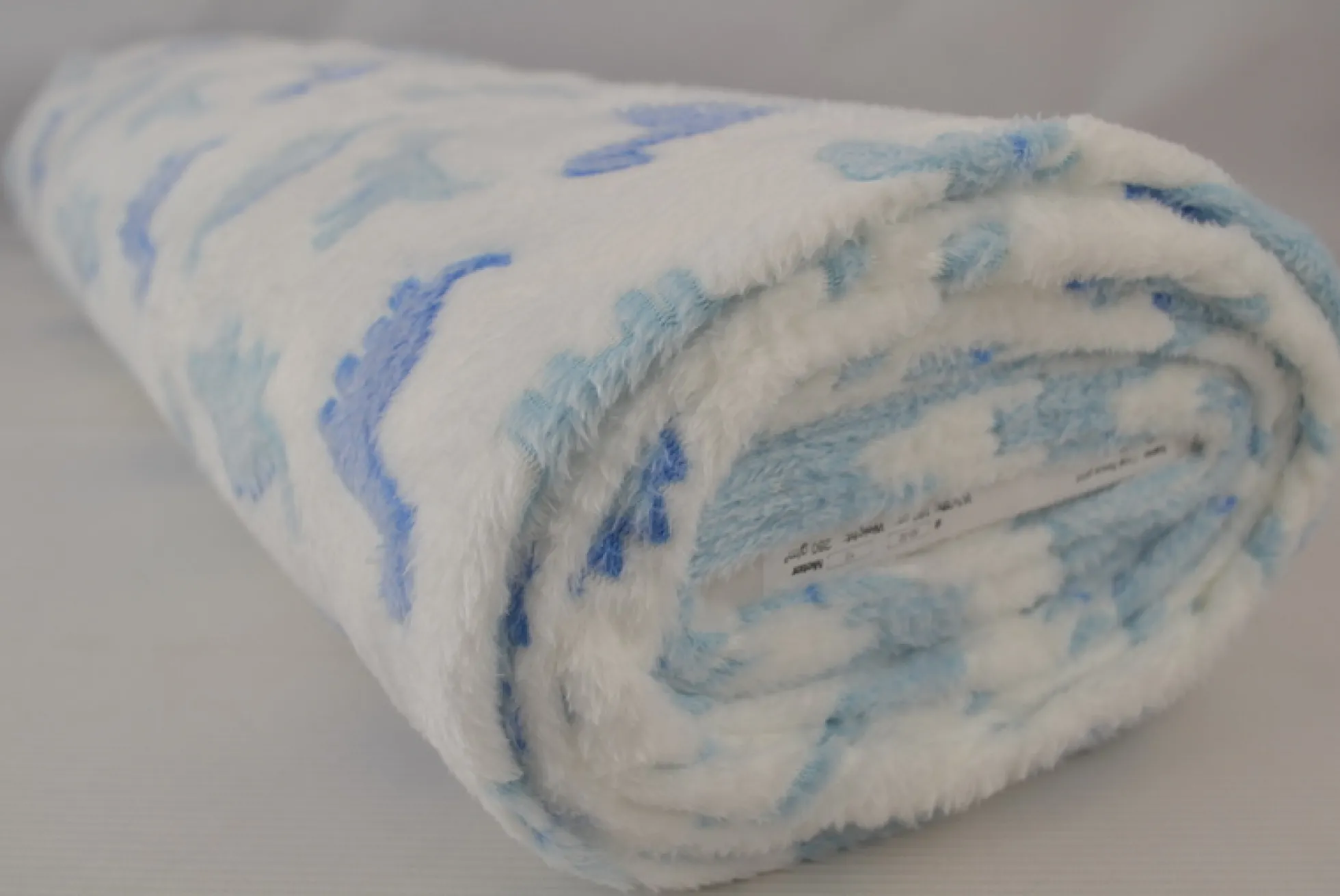 Coral fleece – Blue dino on offwhite