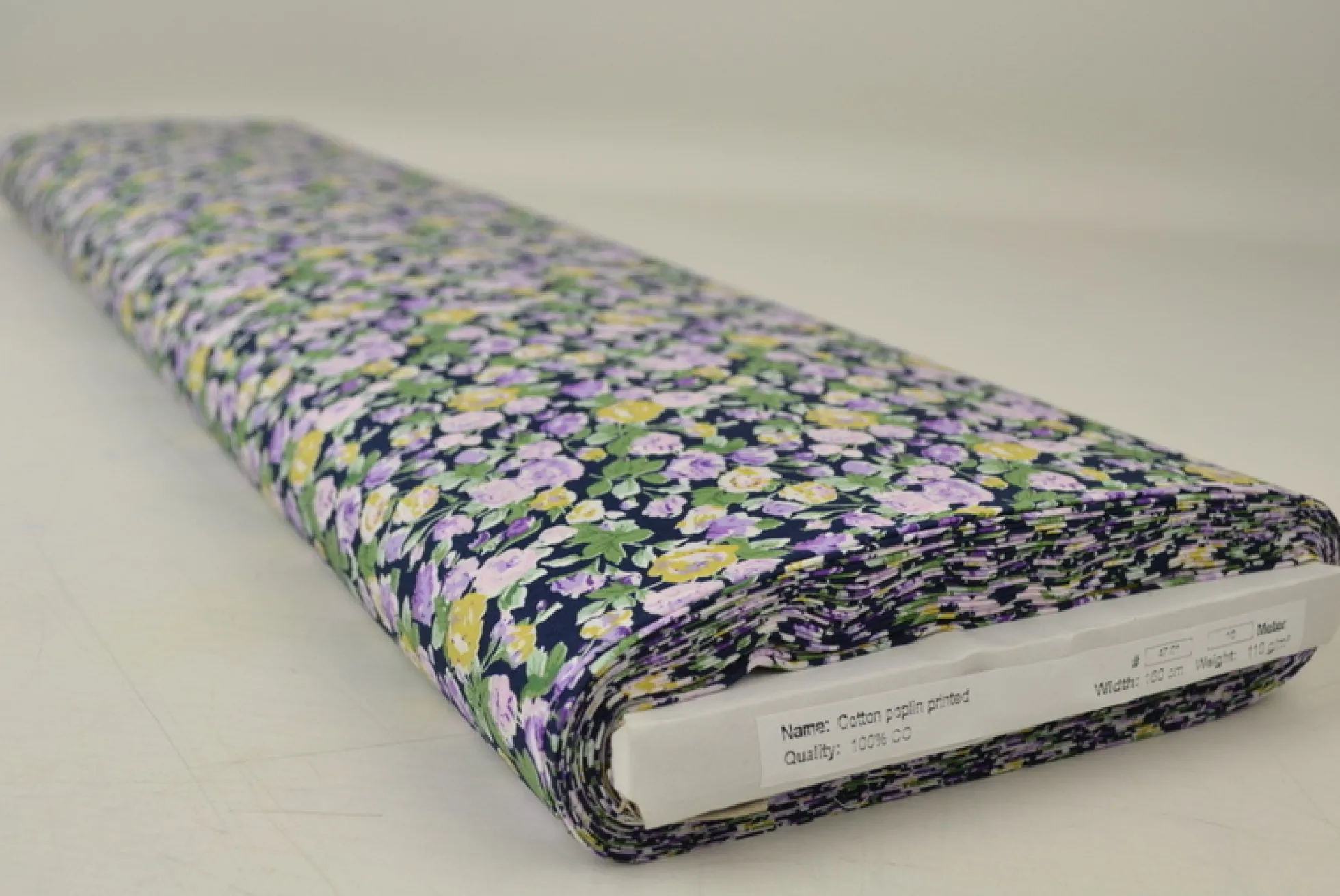 Coupon 170cm x 150cm | Katoen poplin – Retro bloemenprint paars en geel op navy