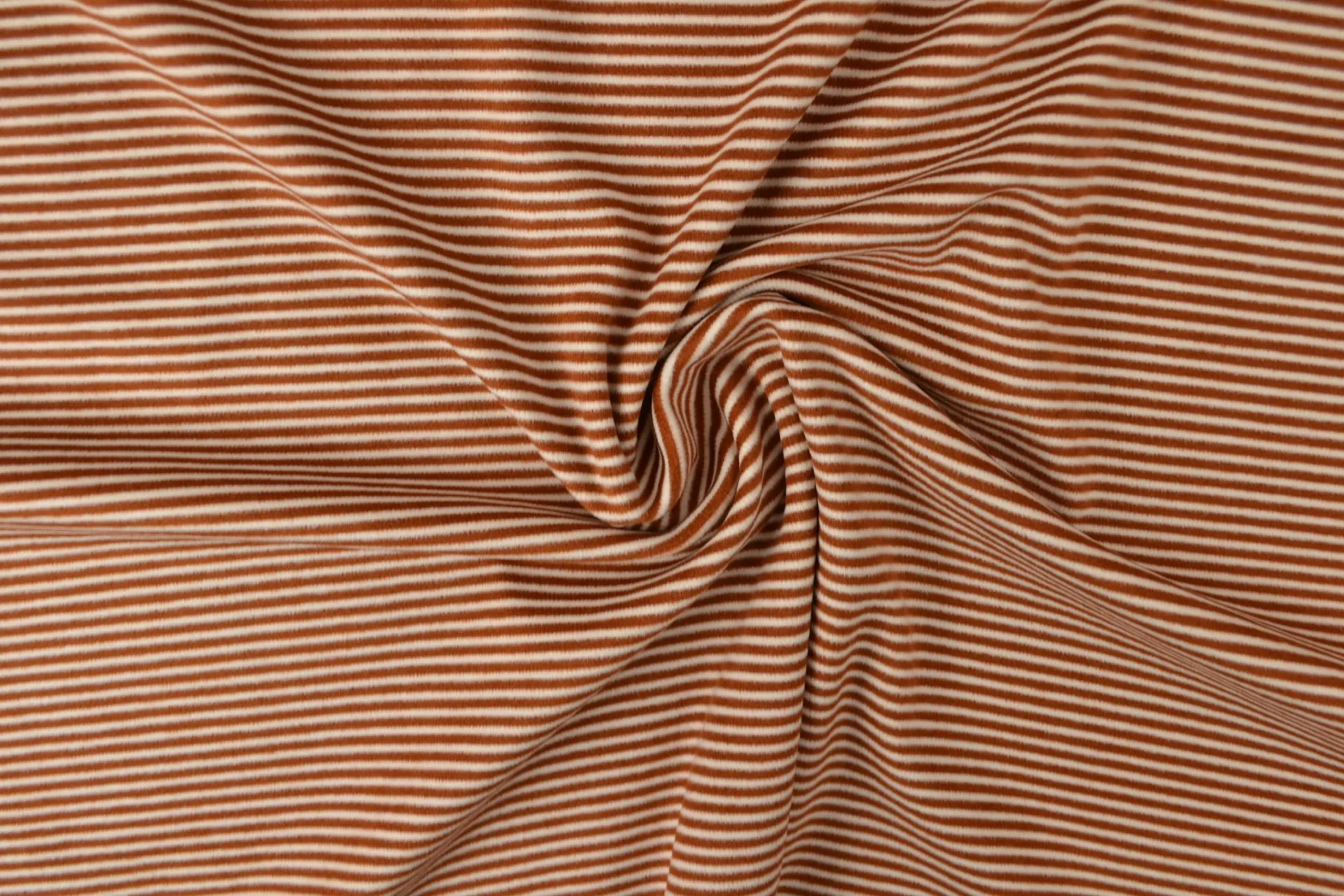 Coupon 150cm x 160cm | Katoen tricot soft touch – Dark ocher & off-white stripes
