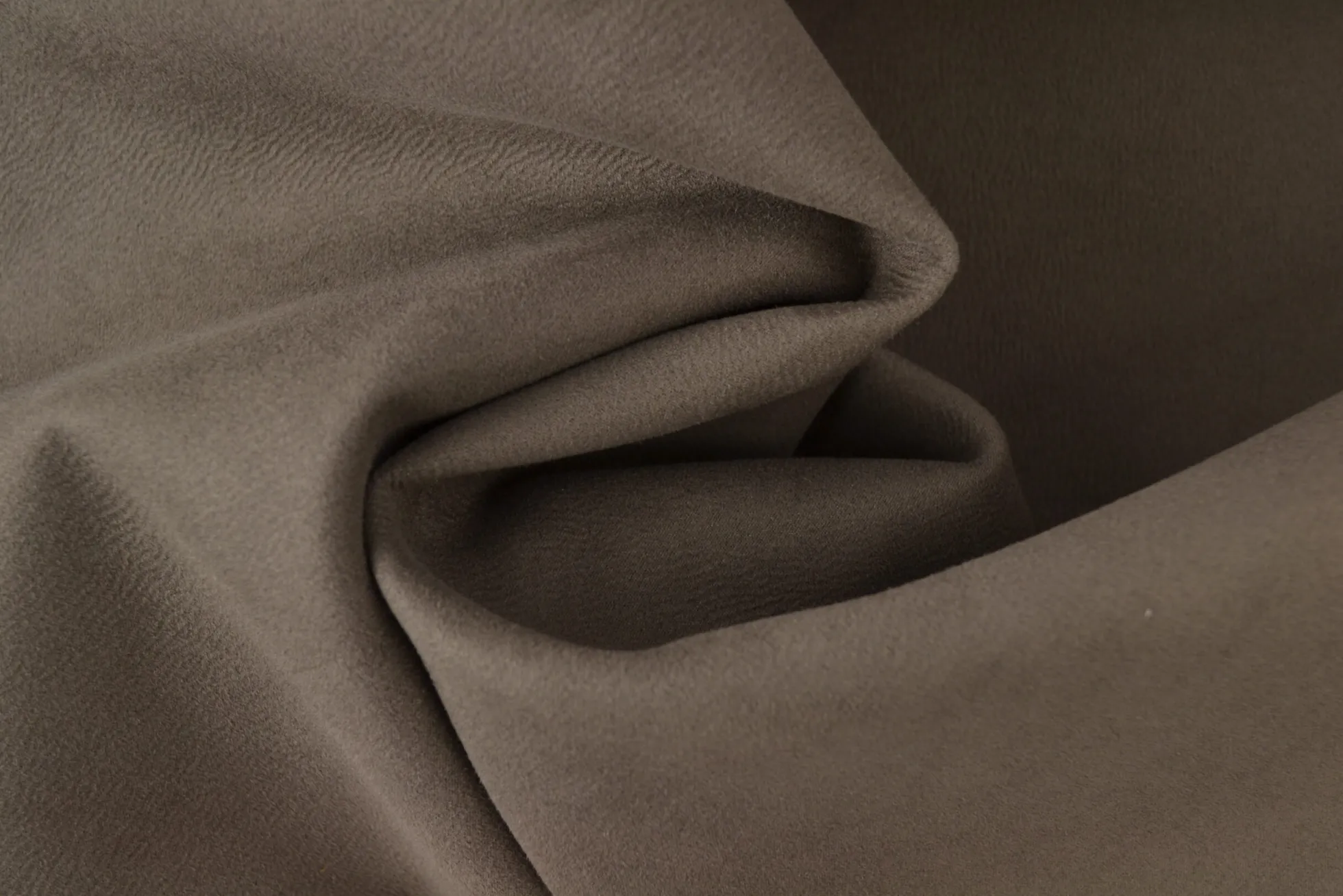 Coupon 130cm x 140cm | Meubelstof – Donker taupe suédelook