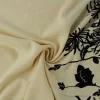 Coupon 150cm x 145cm | Viscose stretch crêpe – Zwarte bloem op champagne randdesign