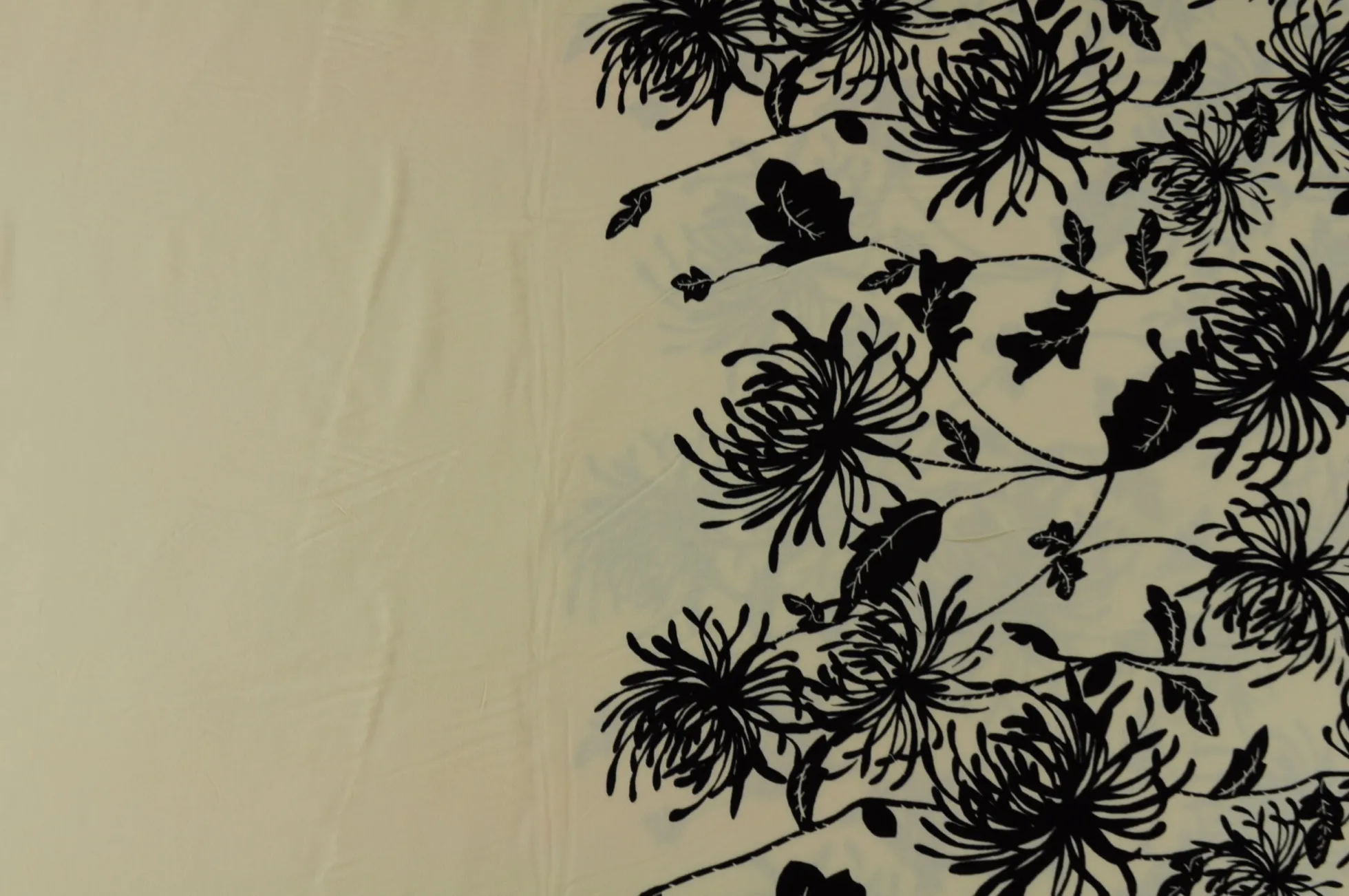 Coupon 150cm x 145cm | Viscose stretch crêpe – Zwarte bloem op champagne randdesign