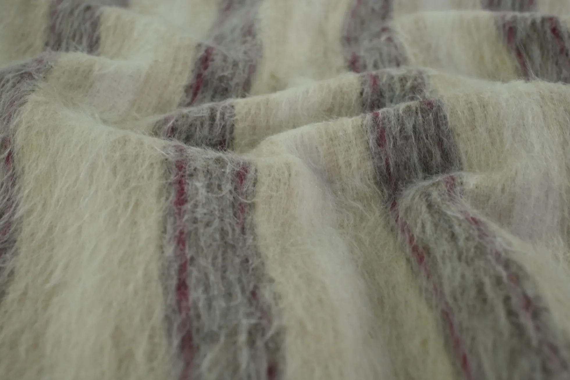 Coupon 100cm x 150cm | Wollen stof – Creme gestreept hoogpolig