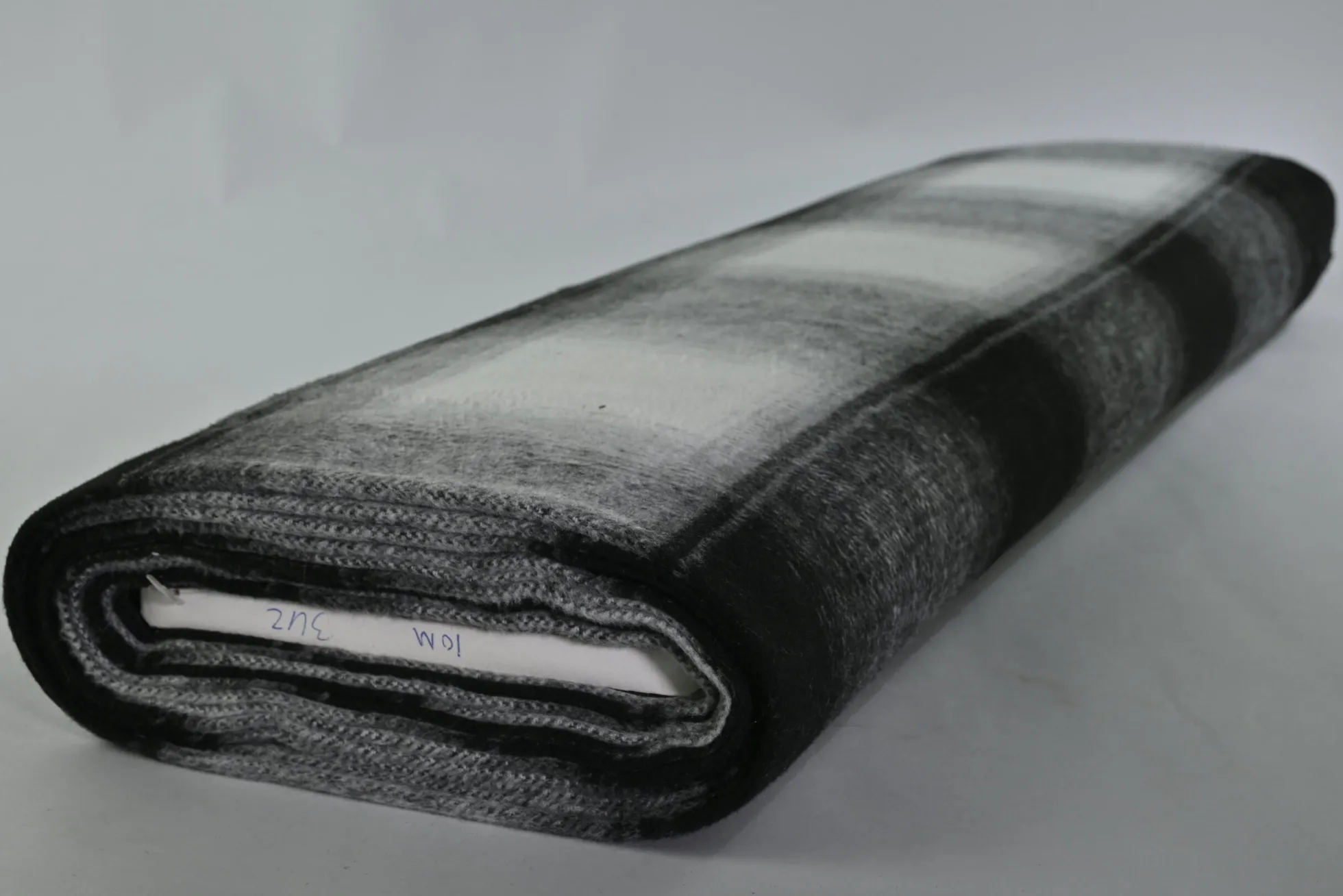 Coupon 180cm x 150cm | Wollen stof – Zwart, gebroken wit & grijs grote ruit