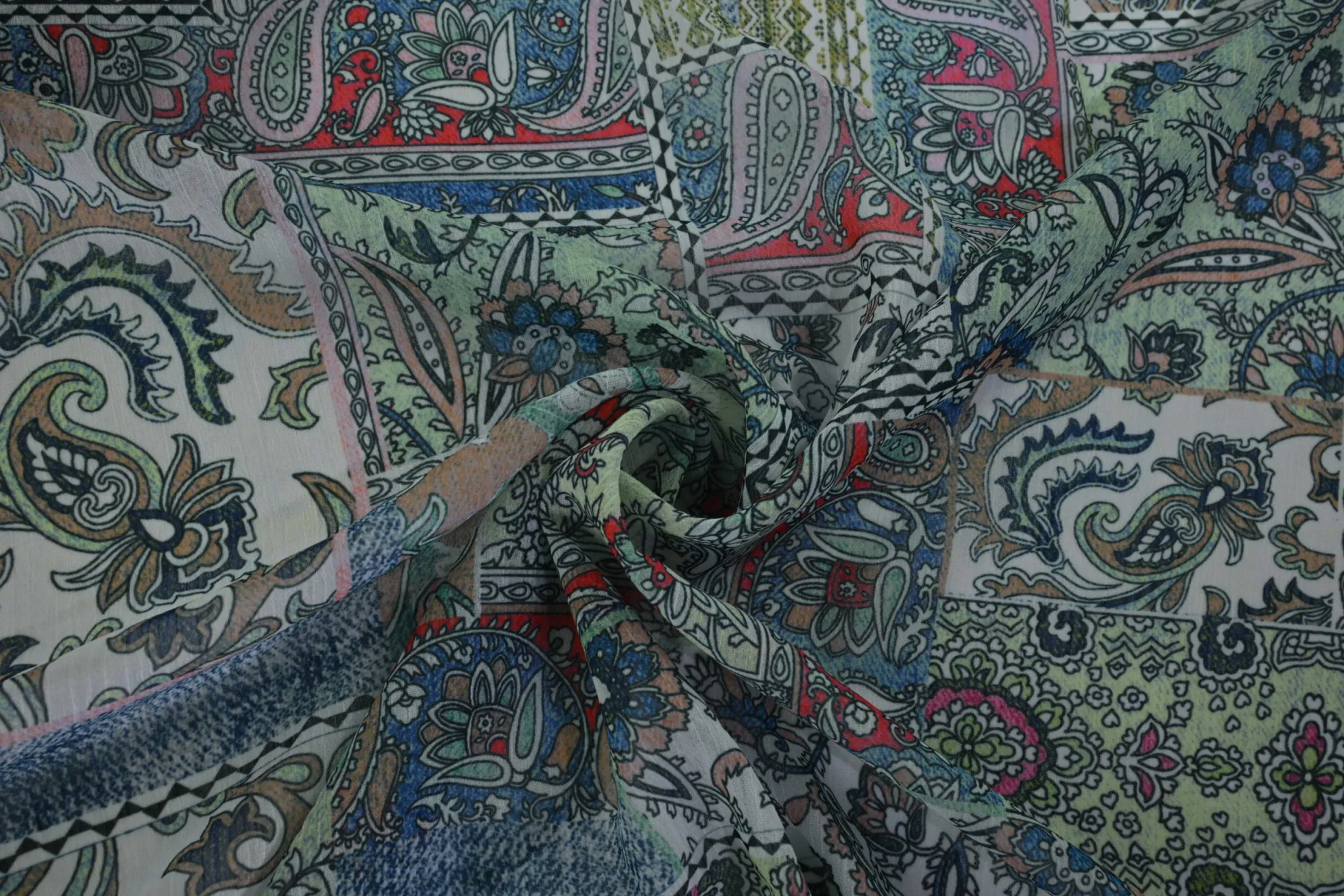 Crinkle chiffon – Colorful paisley fanstasy