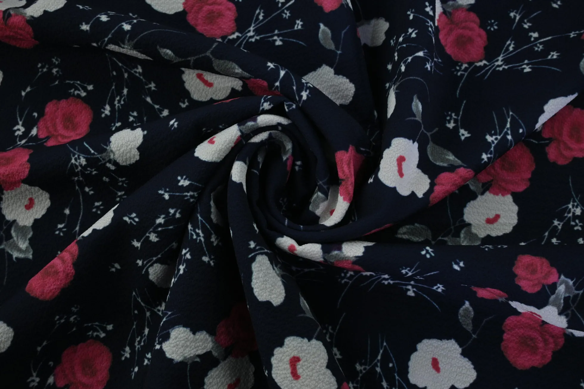 Crêpe / bubble chiffon – Pink roses on navy