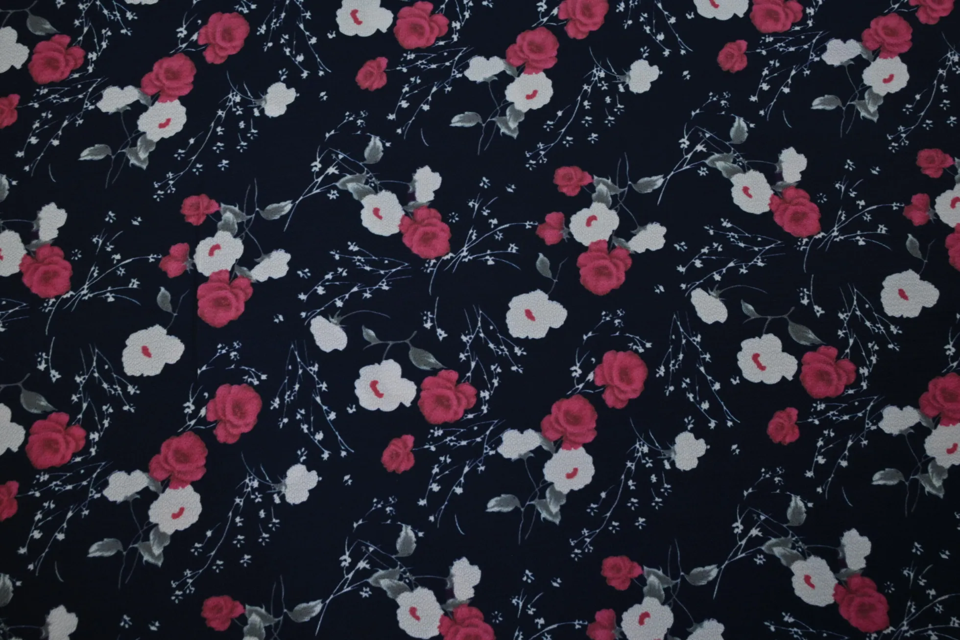 Crêpe / bubble chiffon – Pink roses on navy