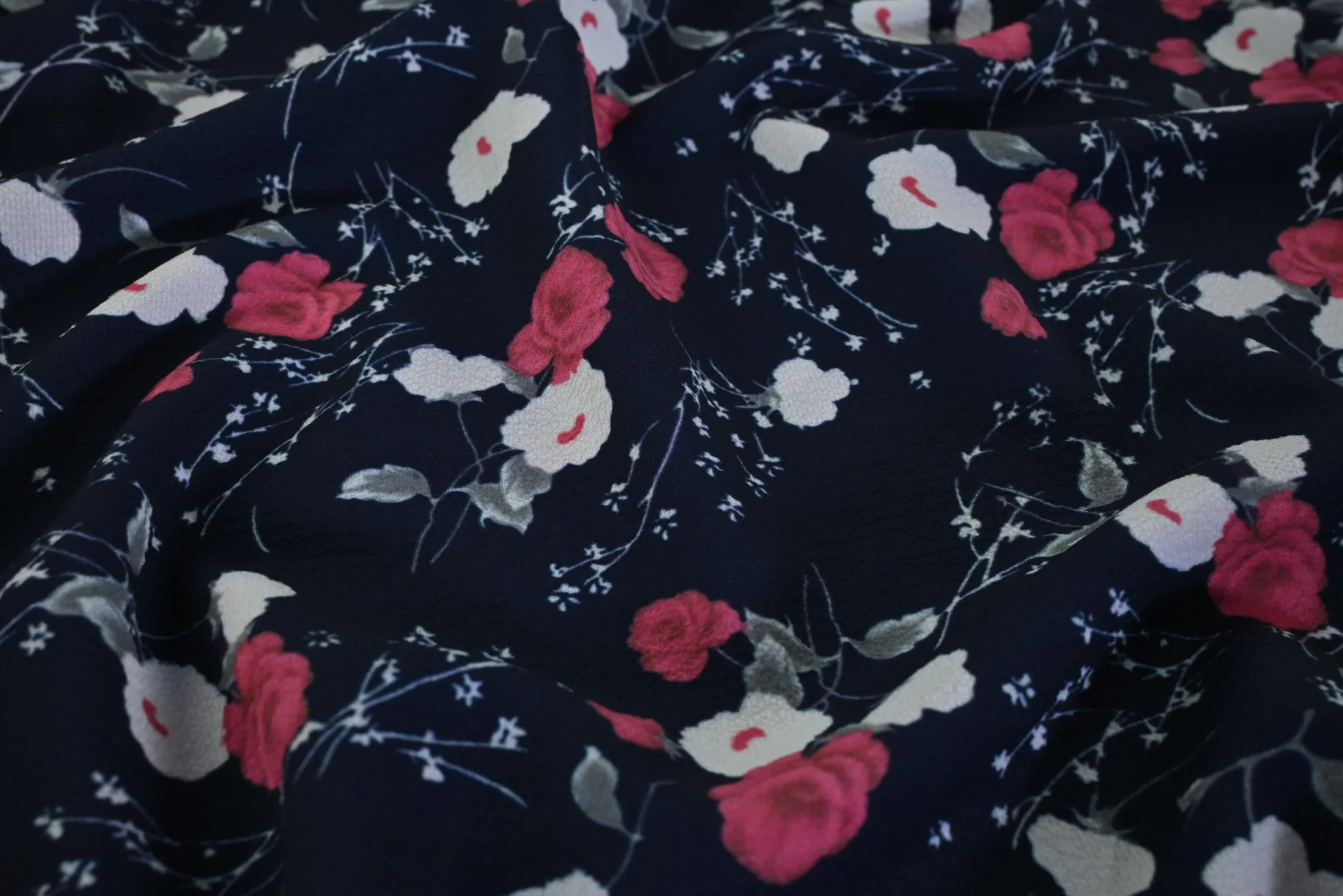 Crêpe / bubble chiffon – Pink roses on navy