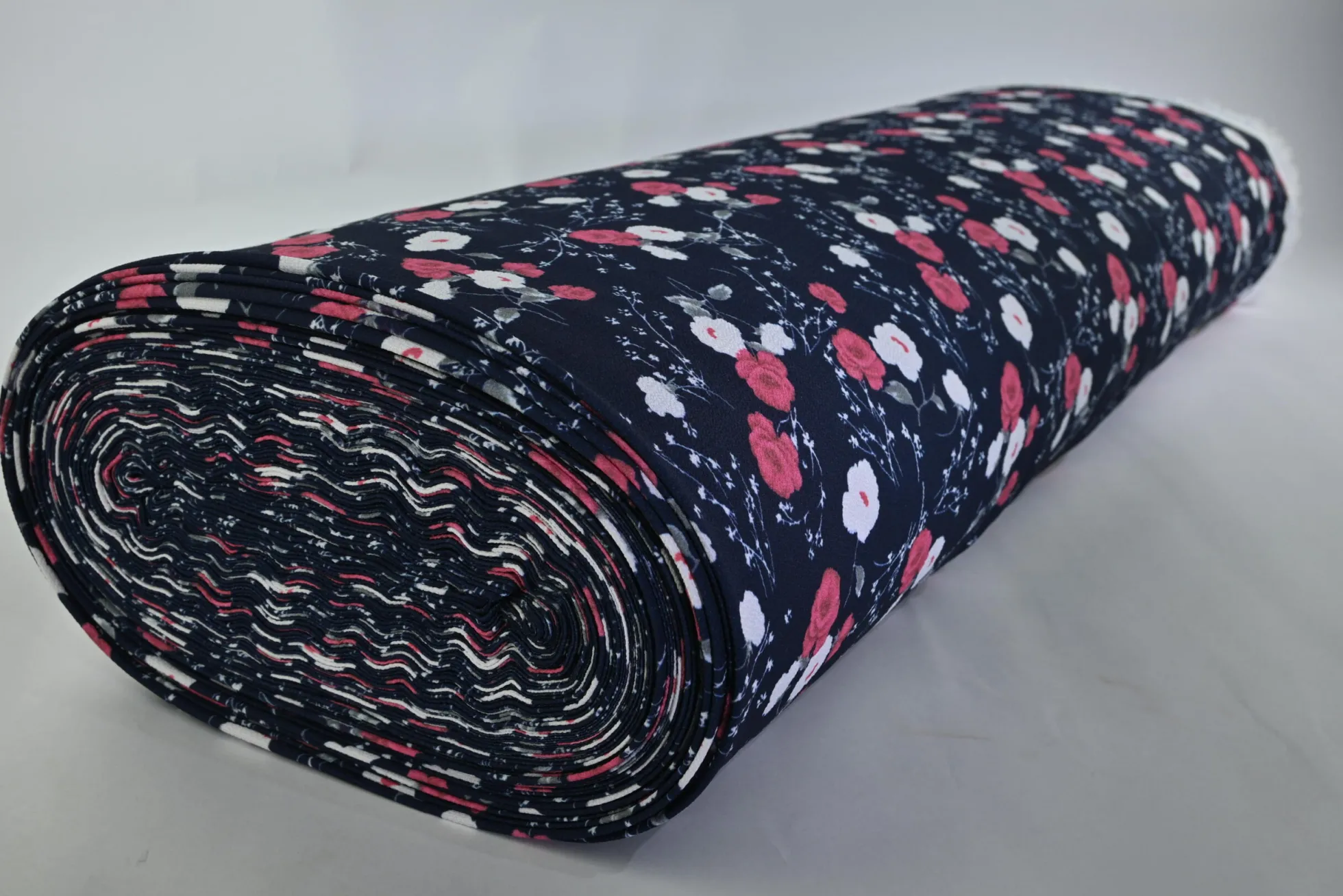 Crêpe / bubble chiffon – Pink roses on navy