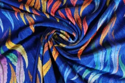Fluweel stretch – Colorful seaweed on dark blue