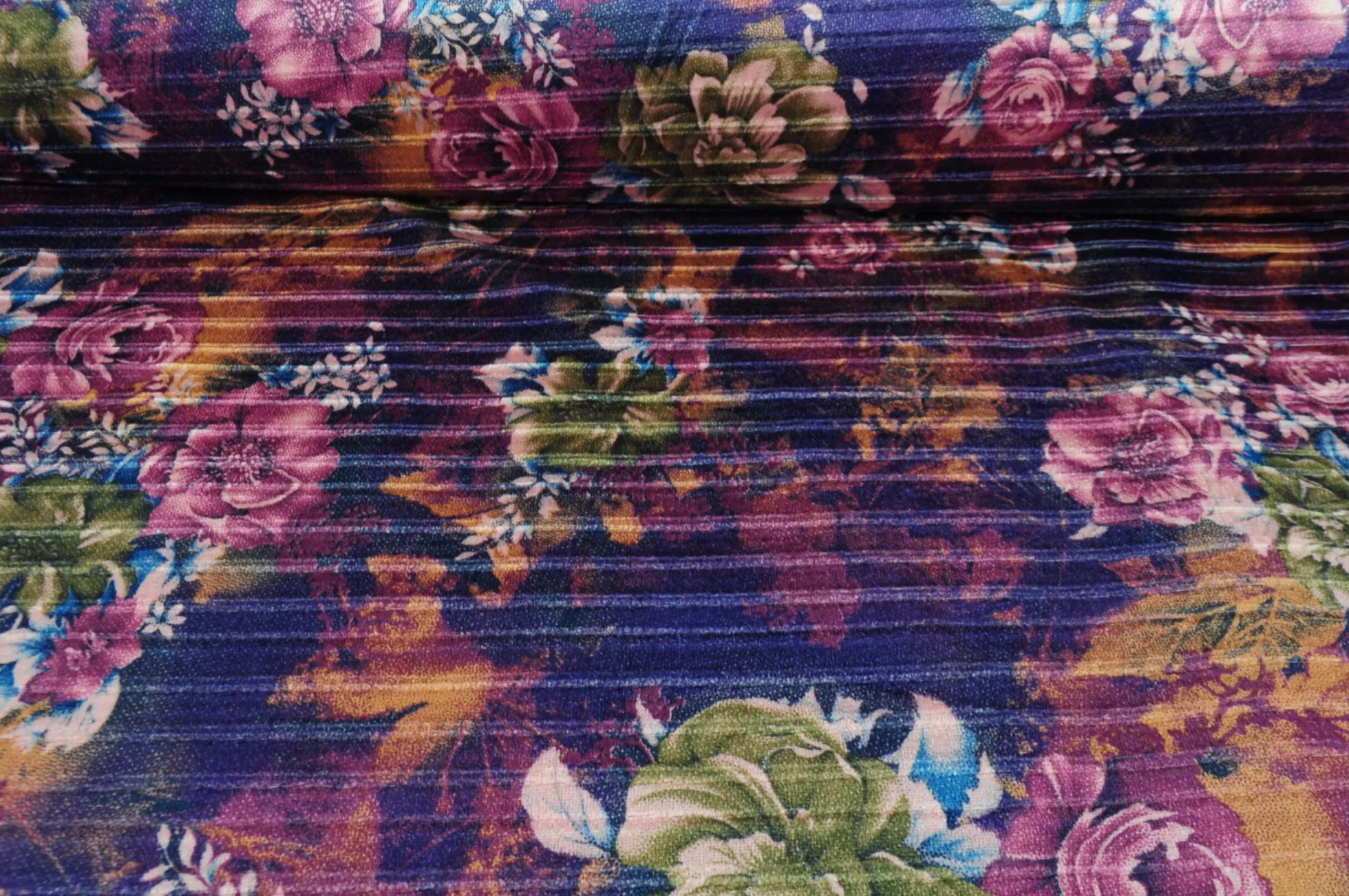 Fluweel stretch – Retro dark purple and green roses striped woven