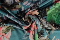 Fluweel stretch – Tropical flowers on old green
