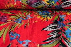 Fluweel stretch – Tropical leaves on red crushed look