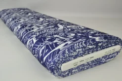 Fluweel stretch – White palm leaves on blue