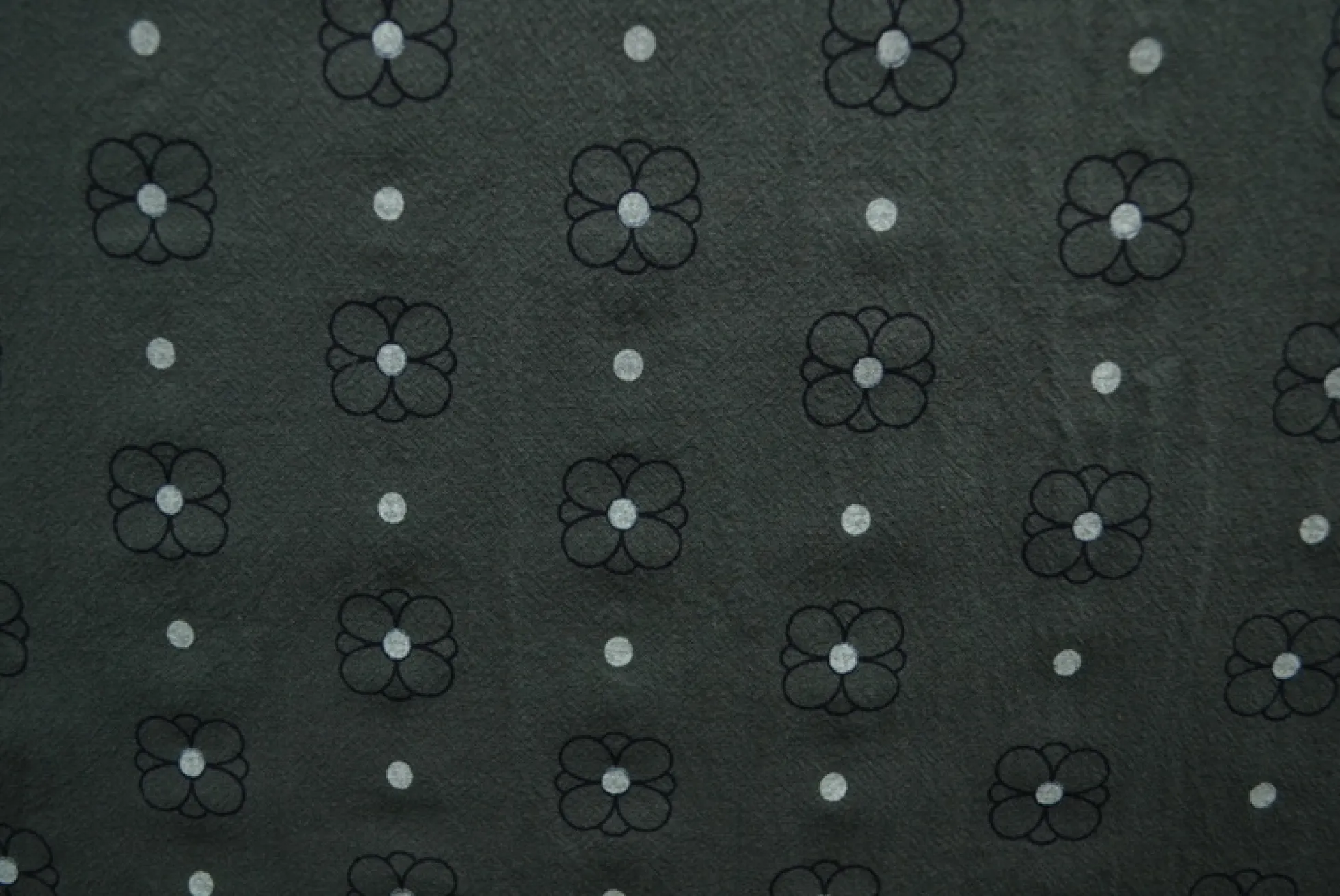 Gewassen katoen / Stonewashed – Bloemetjes gestipt donker grijs