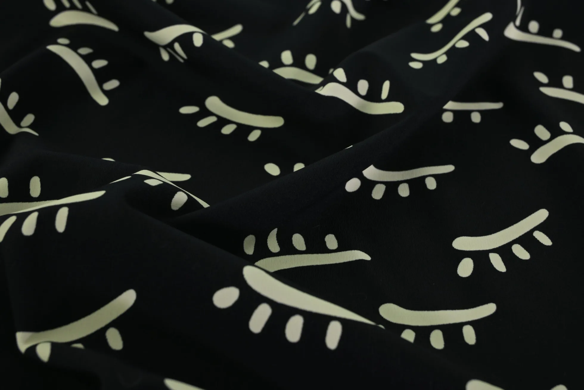 Heavy travelstof – Eyelash on black