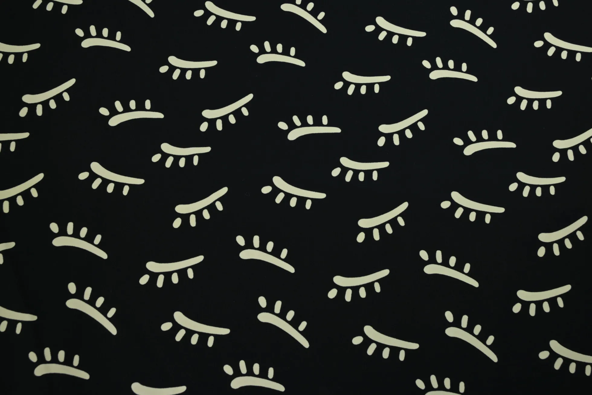 Heavy travelstof – Eyelash on black