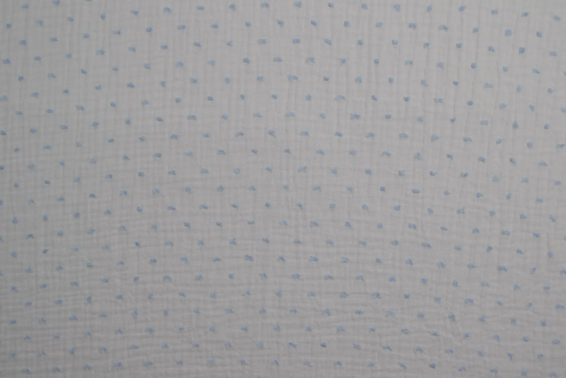 Hydrofiel / Mousseline dobby – Wit met baby blauwe stippen