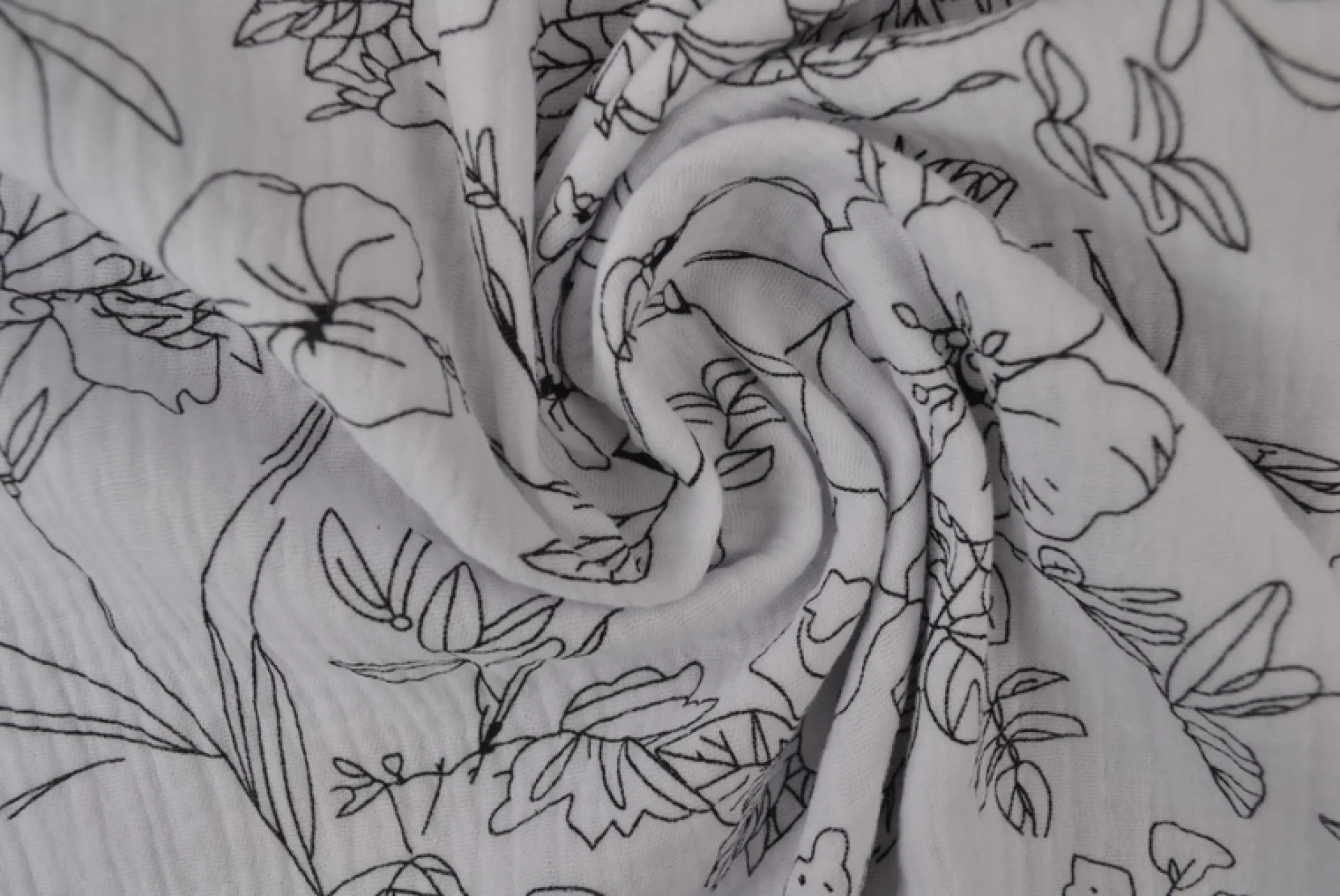 Hydrofiel / Mousseline – Floral lijntekening wit