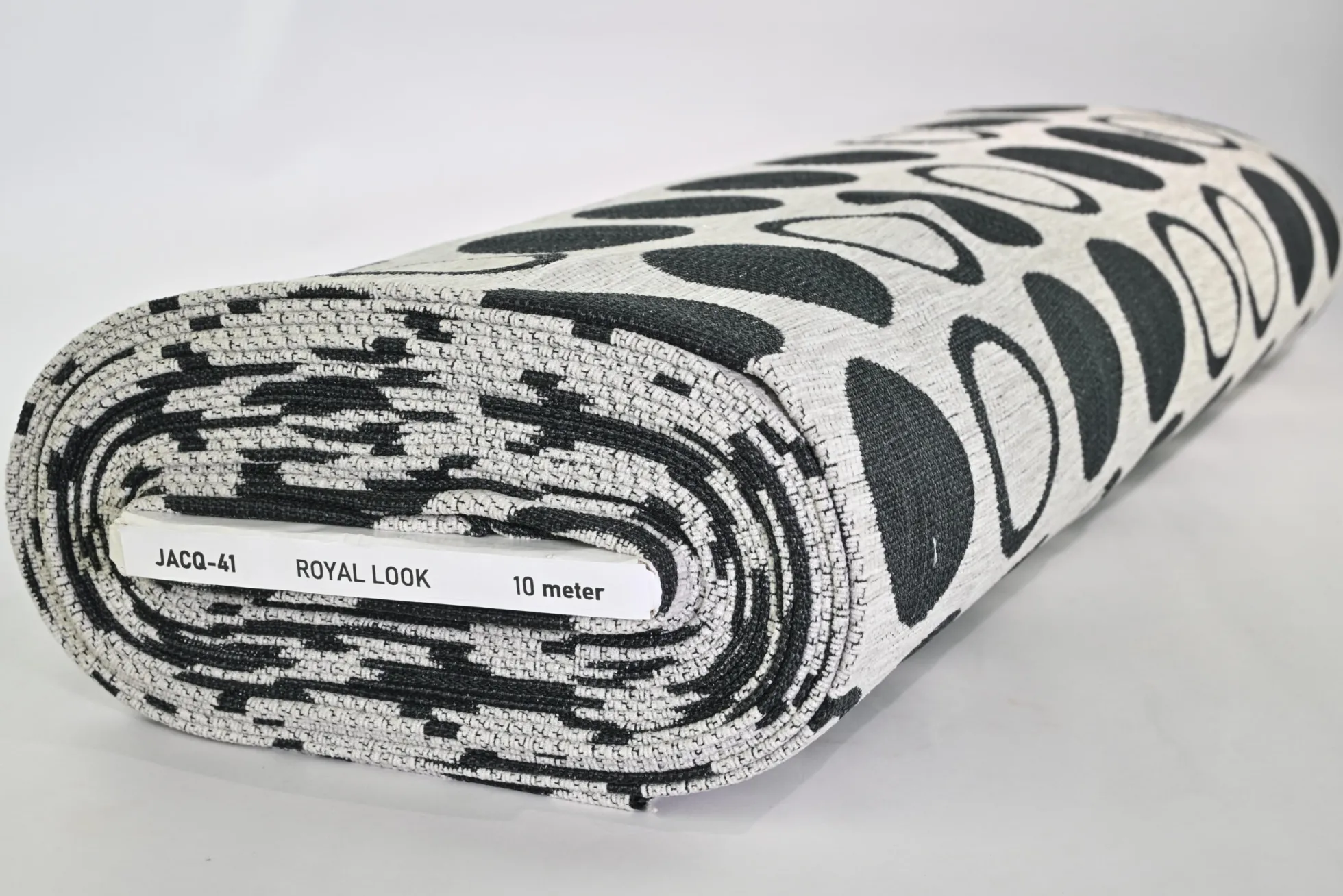 Jacquard Gobelin – Black & silver grey dots