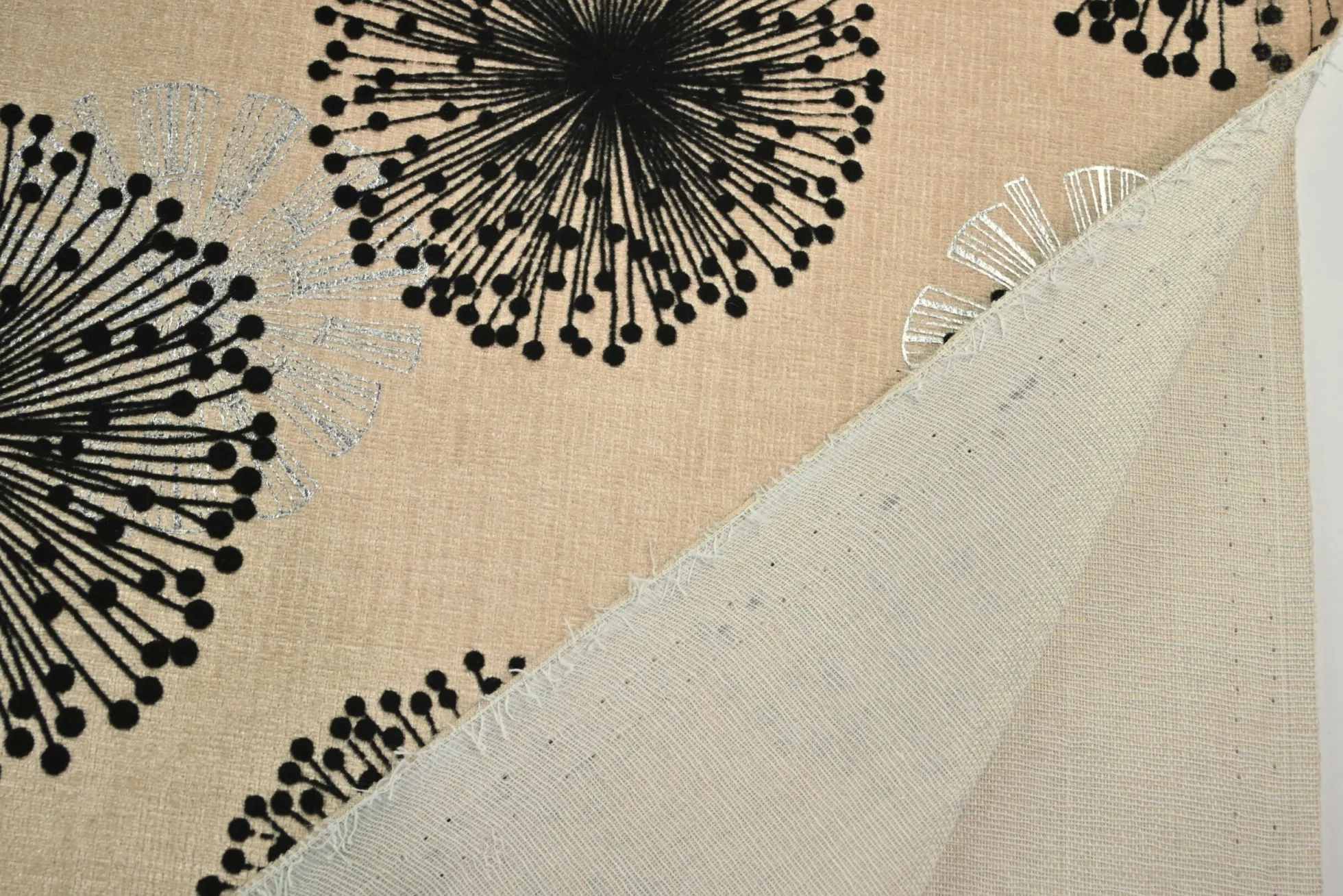 Jacquard Gobelin – Dandelion black on sand