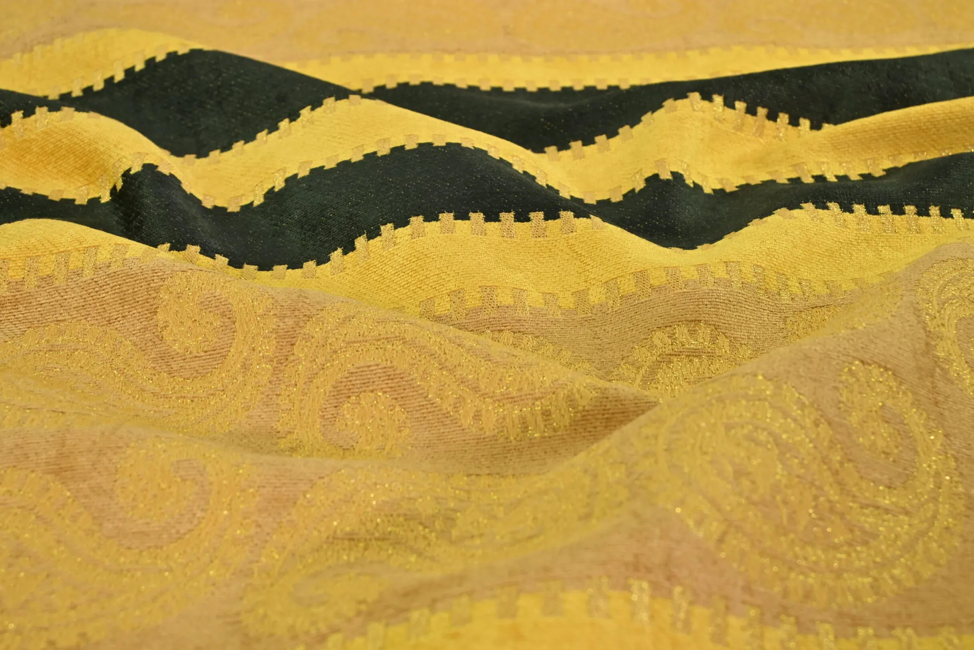 Jacquard Gobelin – Golden paisley
