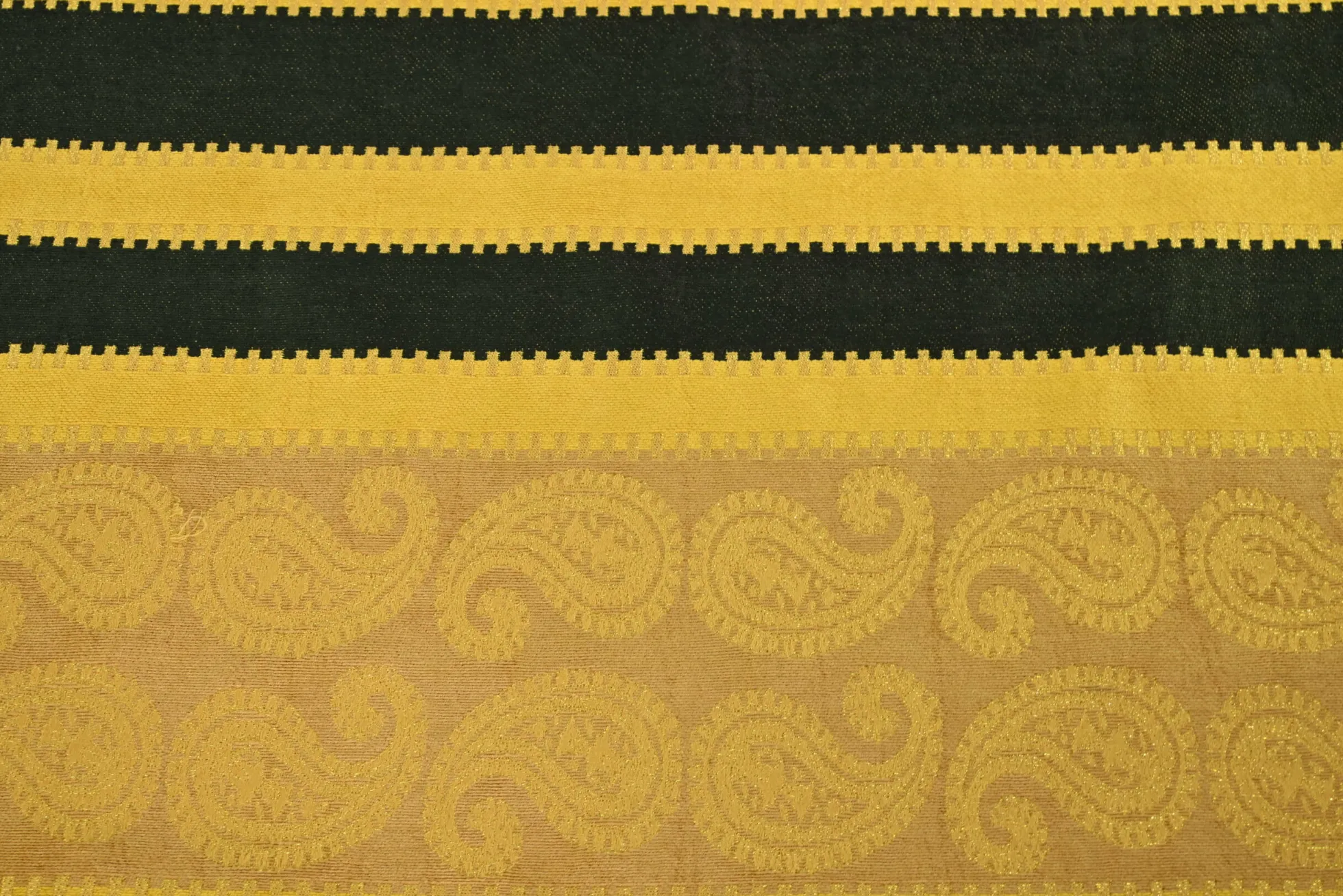 Jacquard Gobelin – Golden paisley