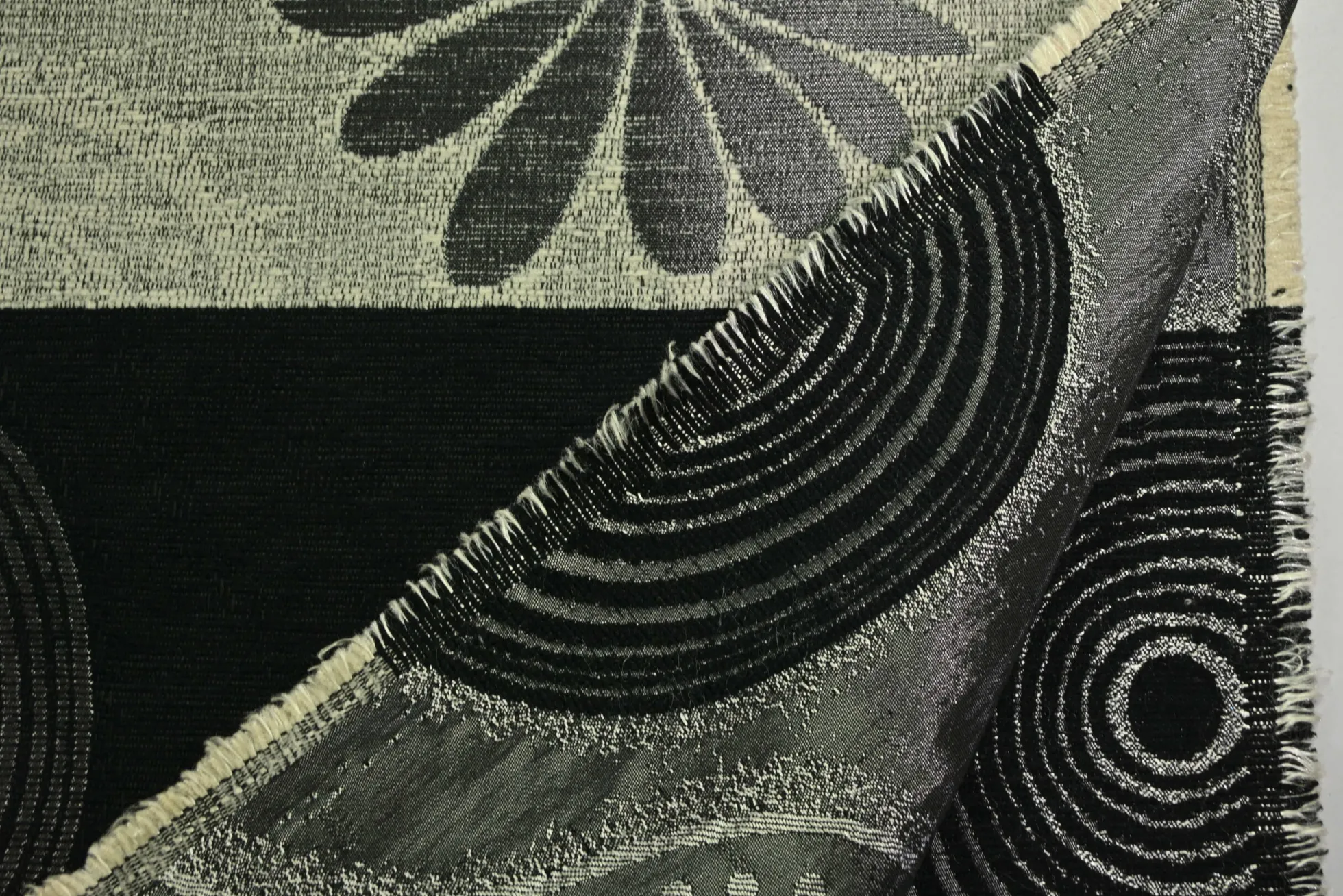 Jacquard Gobelin – Graphic flower black