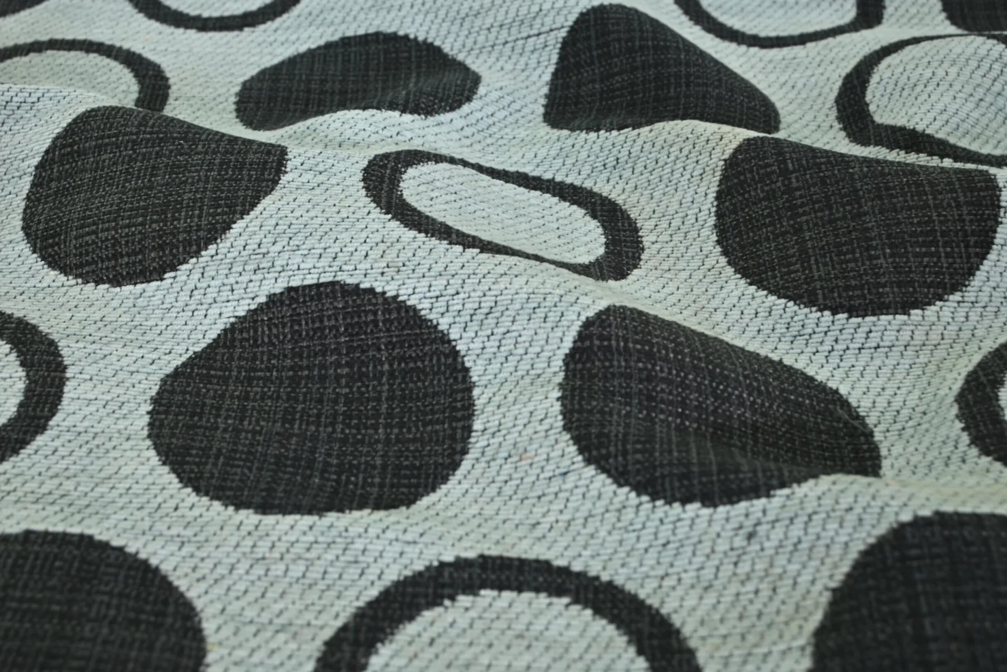 Jacquard Gobelin – Grey dot black