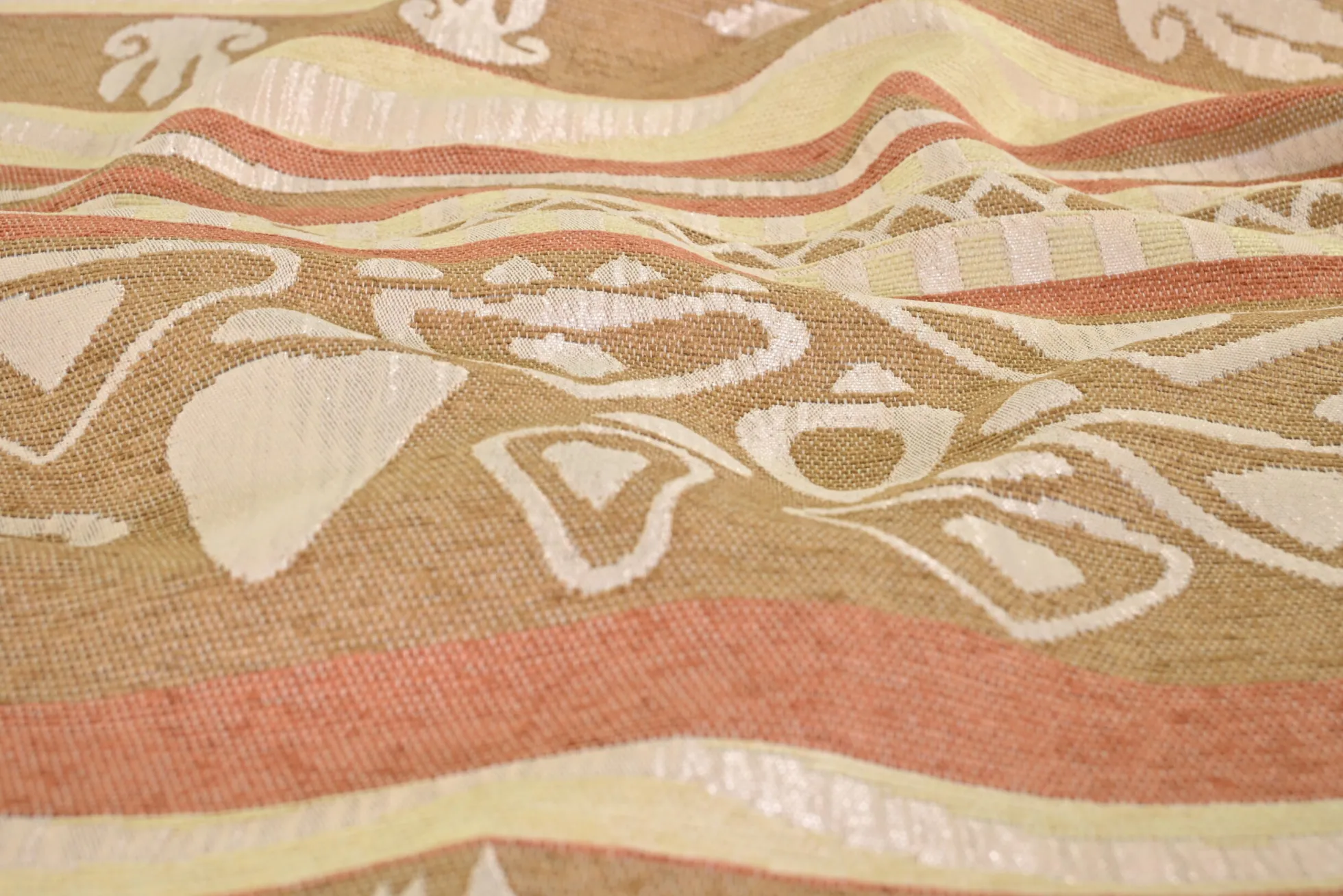 Jacquard Gobelin – Soft tribal stripe