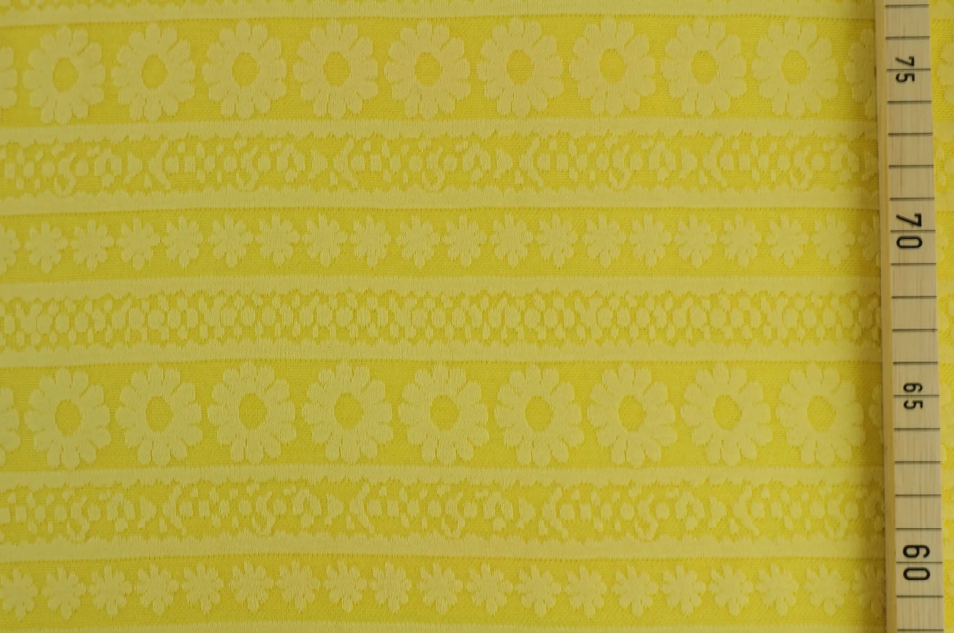 Jacquard jersey – Flower lines geel – Rol 15m x 150cm