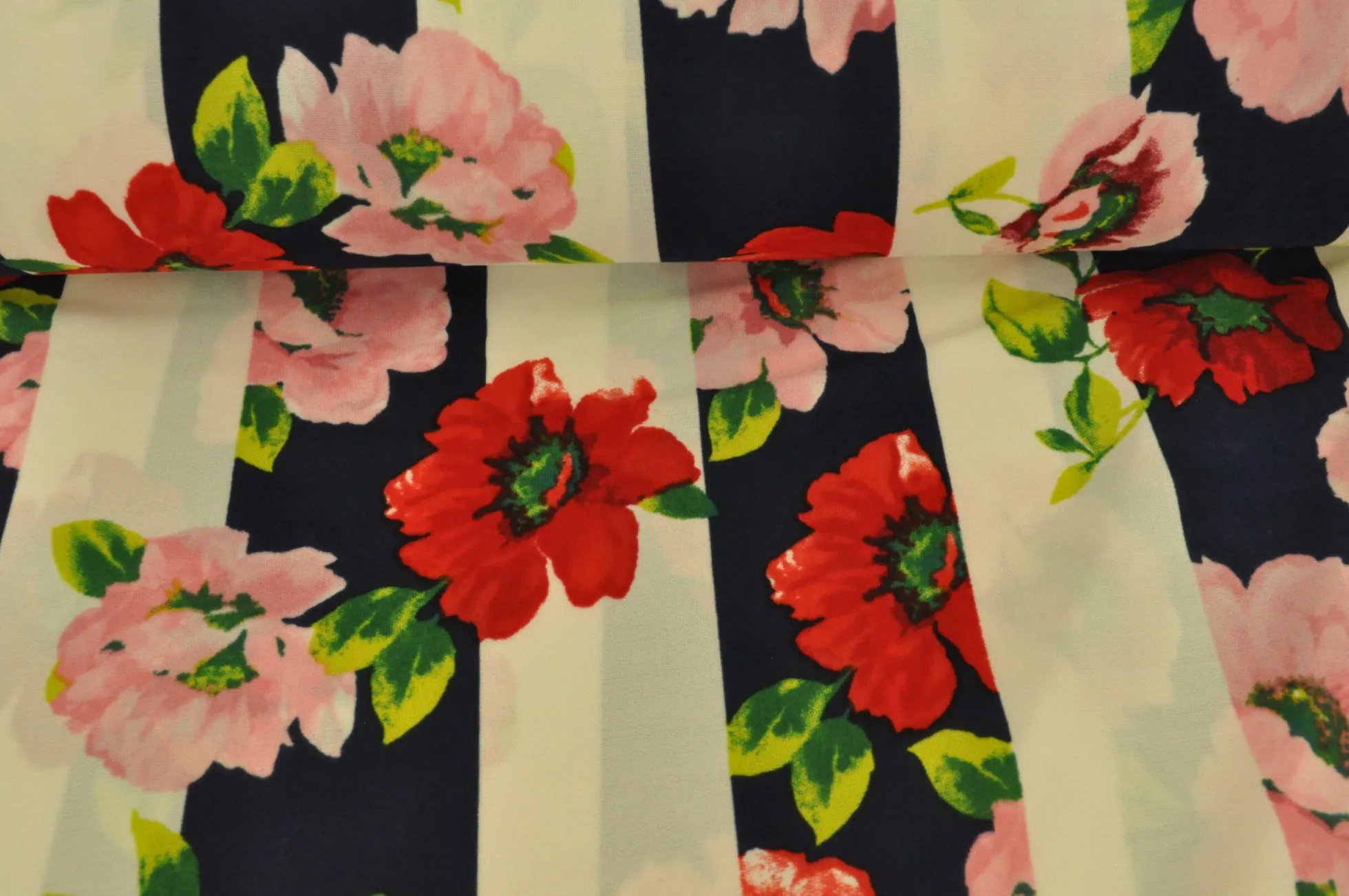 Jersey 4-way stretch – Pink & red poppy on navy stripes